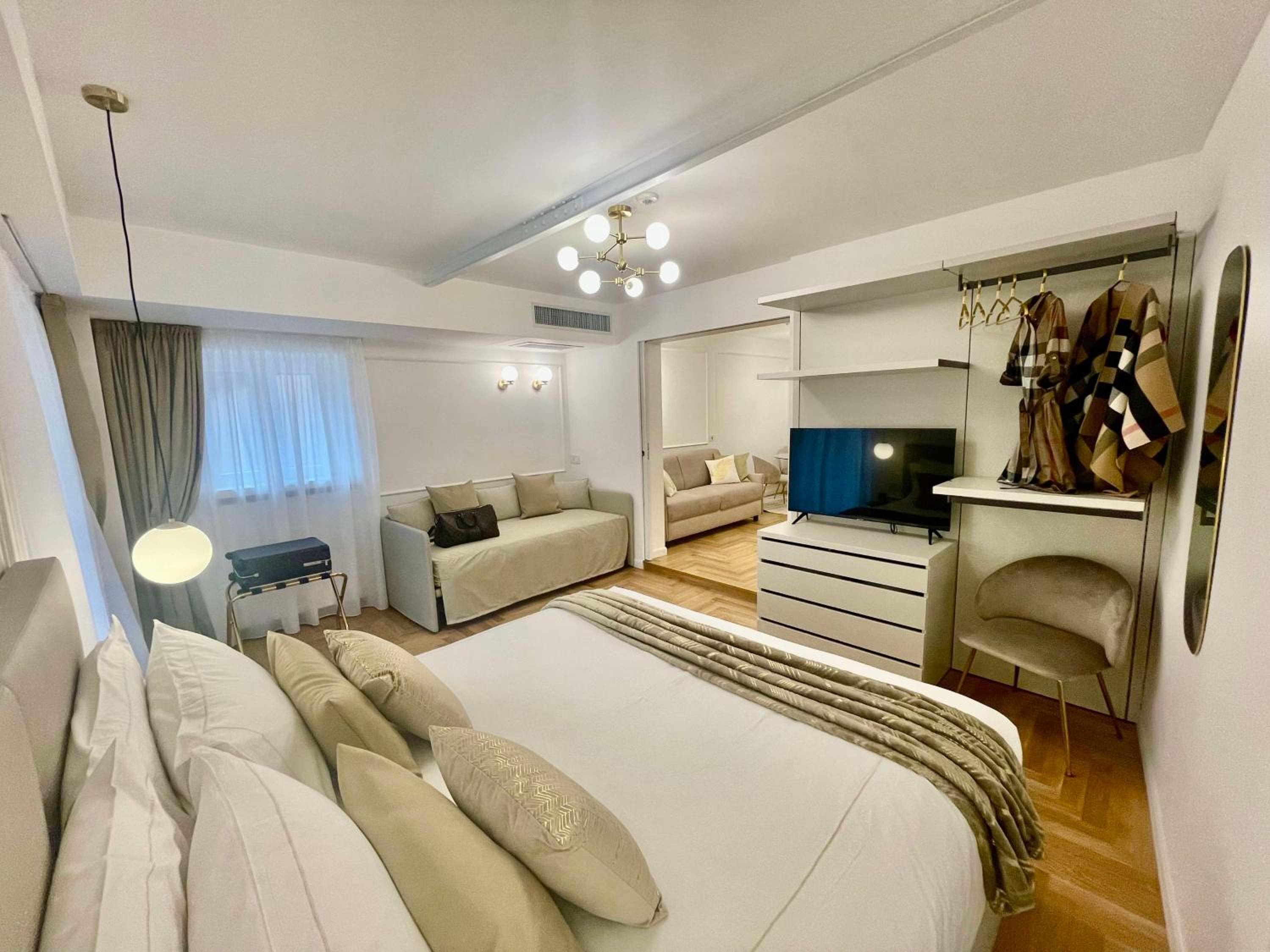 Queen Suite - Photo 21