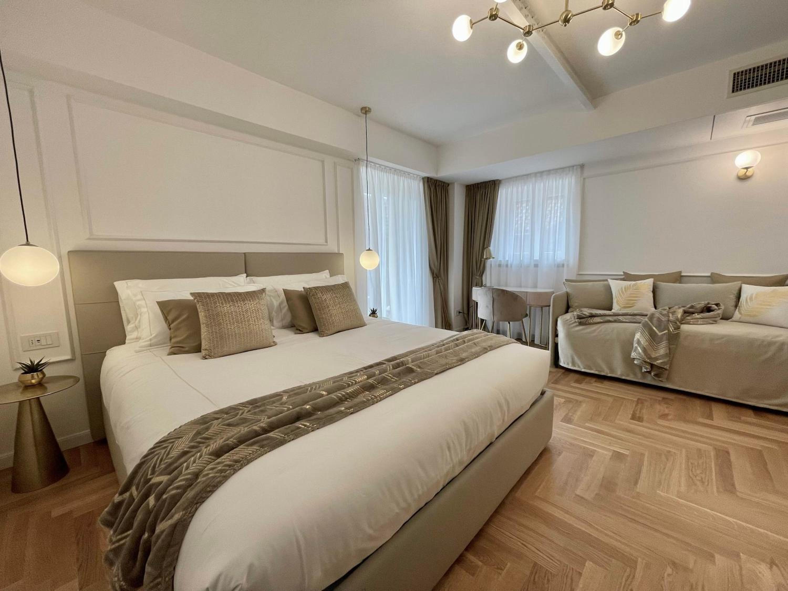 Queen Suite - Photo 22
