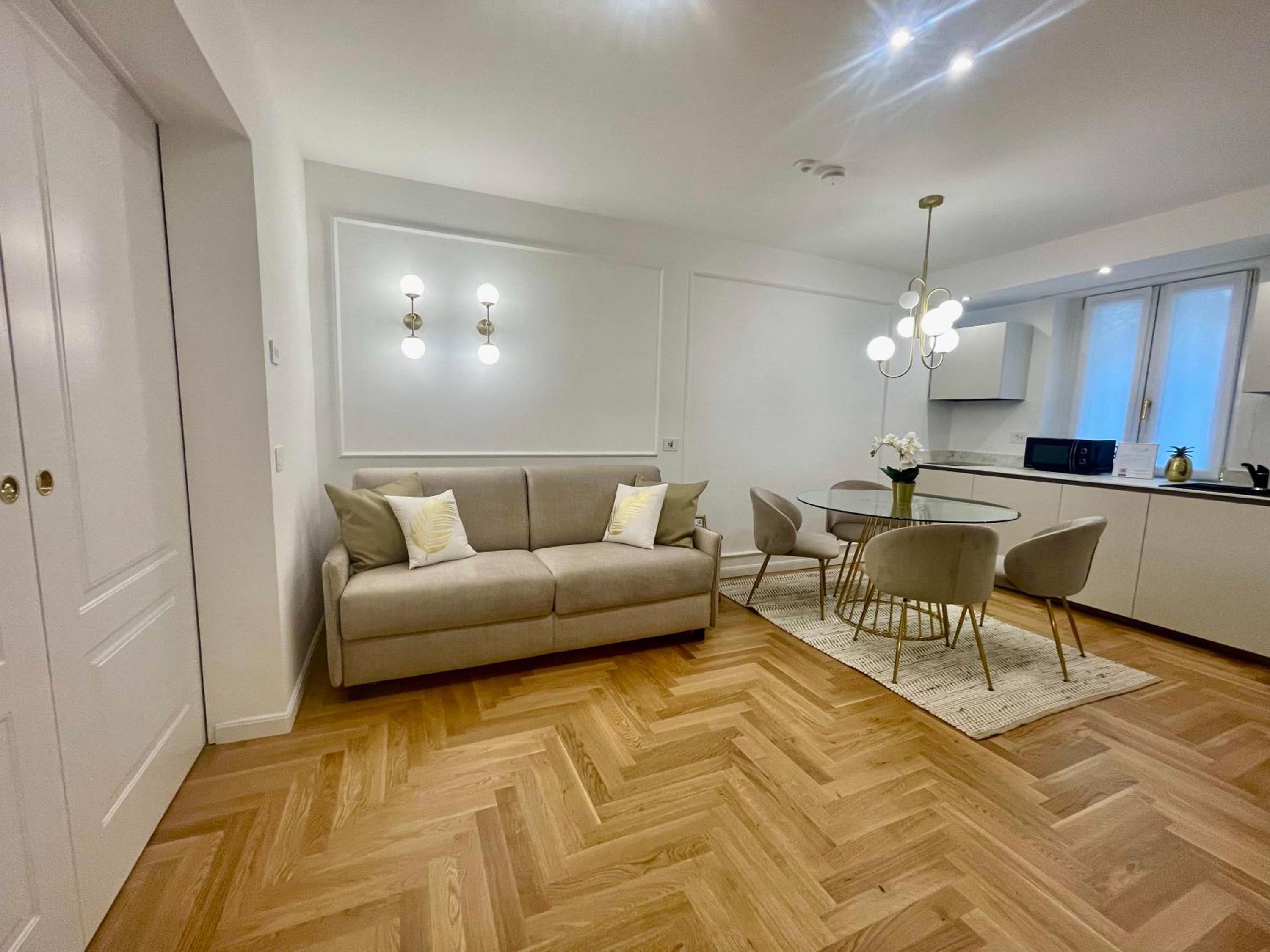 Queen Suite - Photo 17