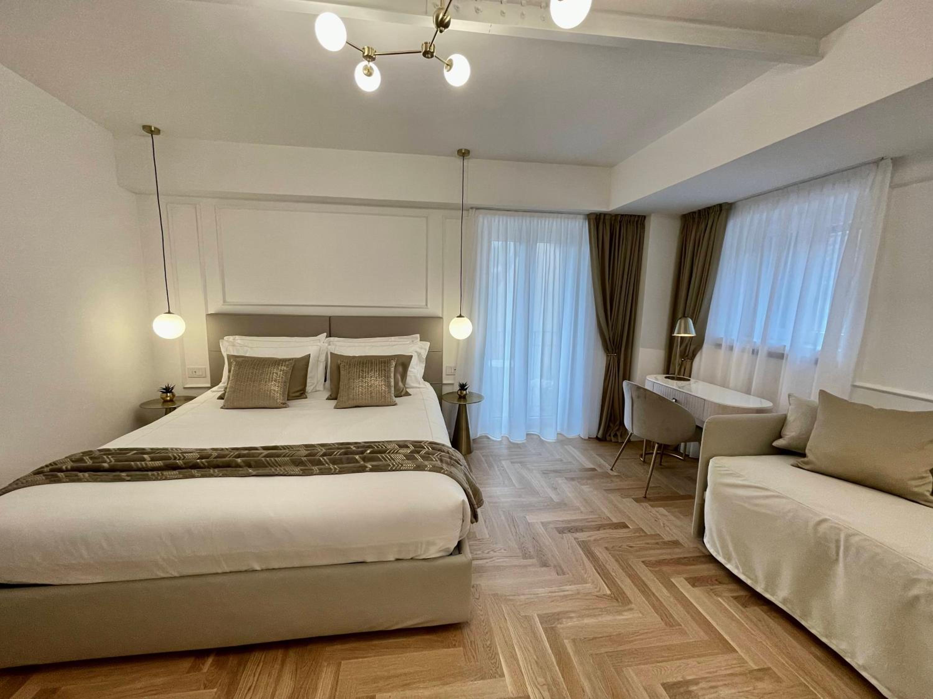 Queen Suite - Photo 23
