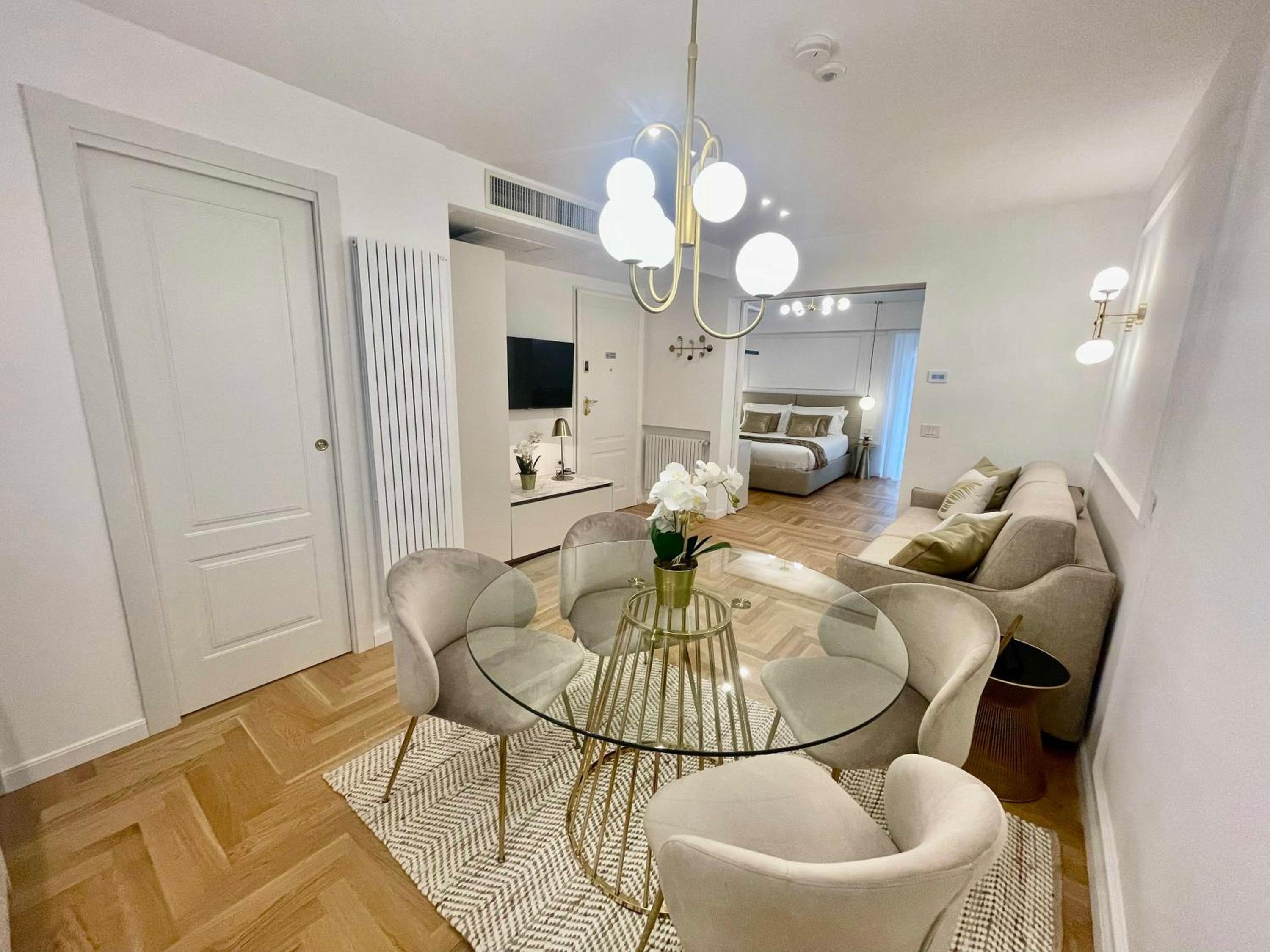 Queen Suite - Photo 14