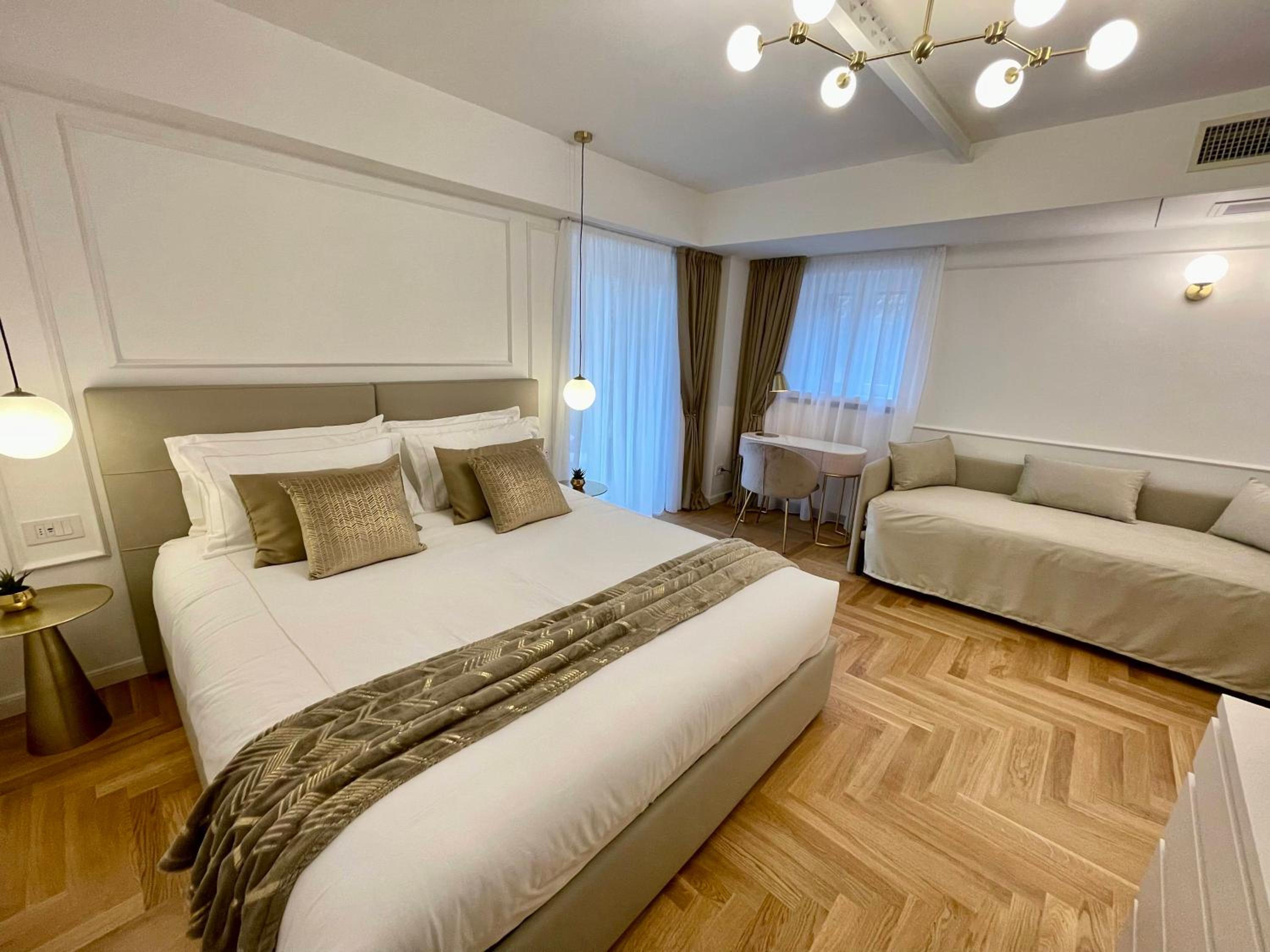 Queen Suite - Photo 13