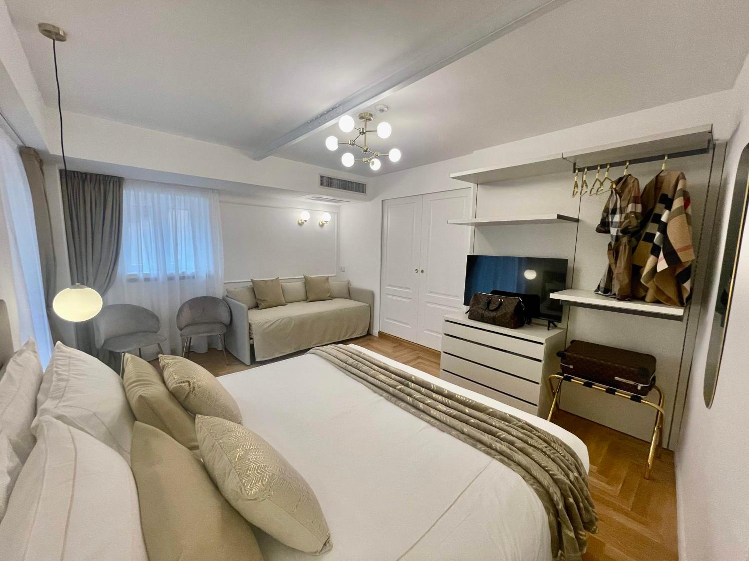 Queen Suite - Photo 11