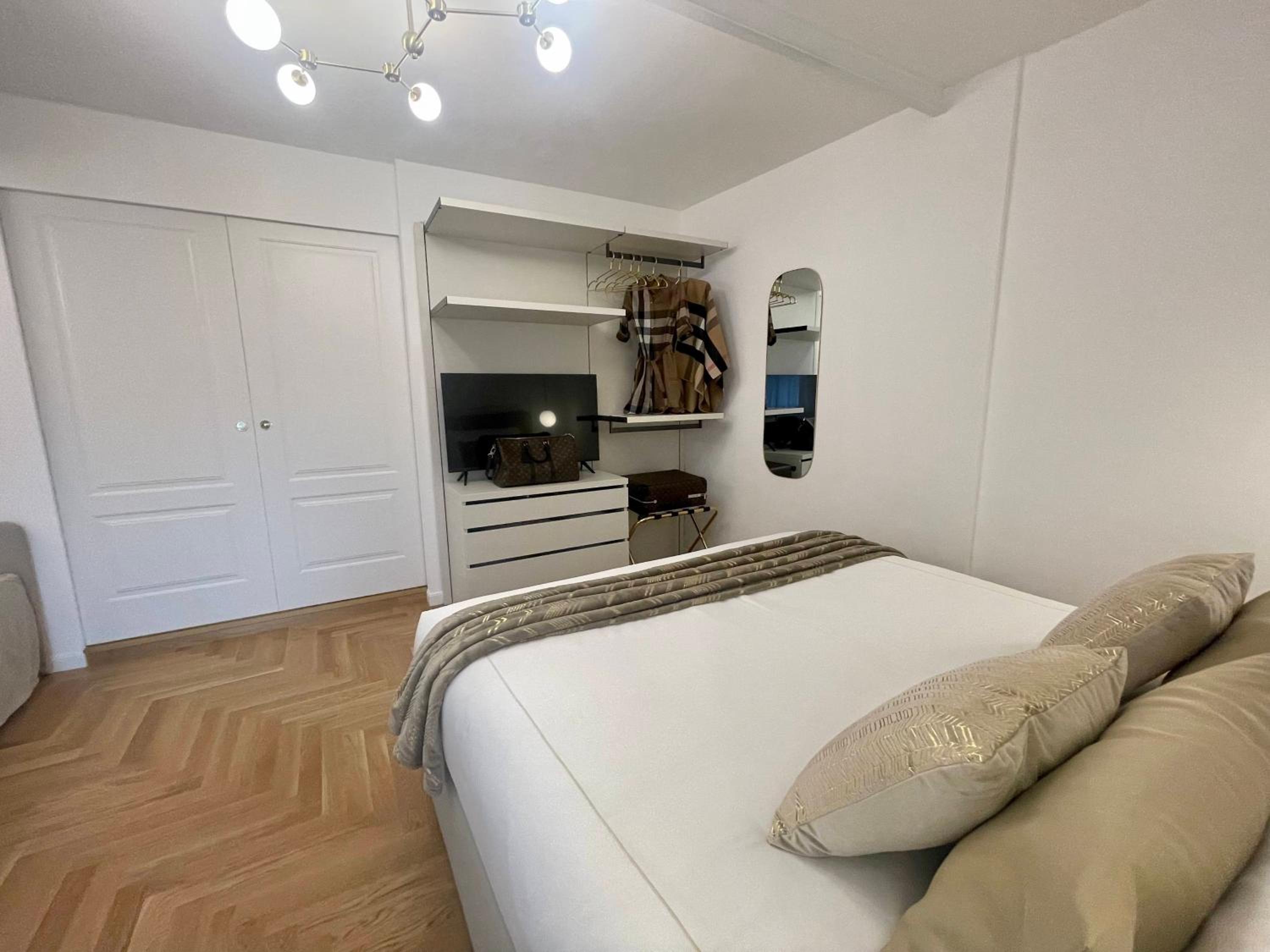 Queen Suite - Photo 15