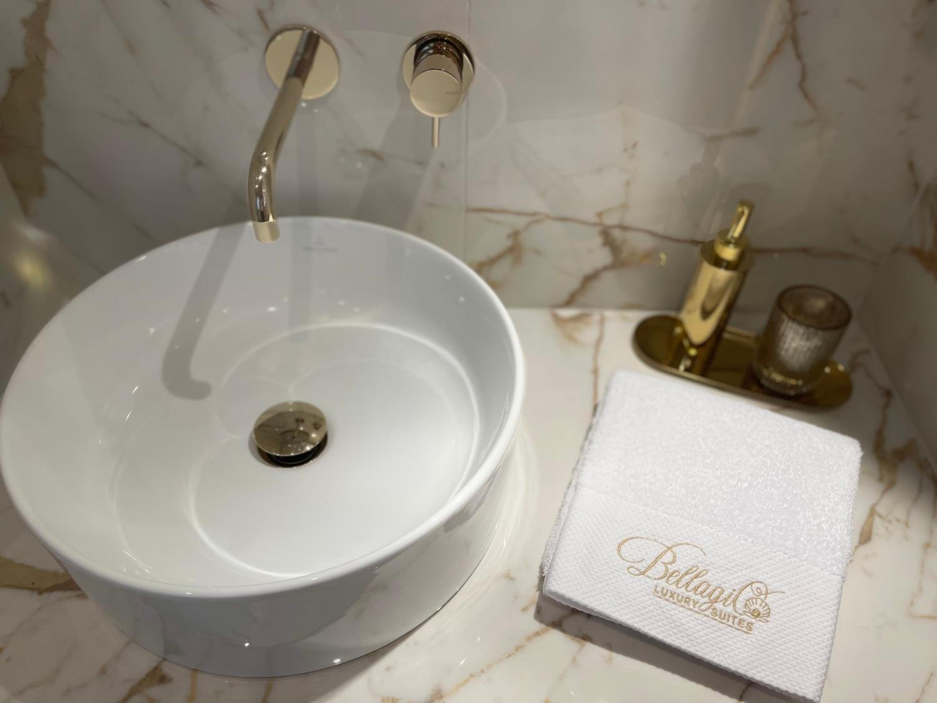 Queen Suite - Photo 37