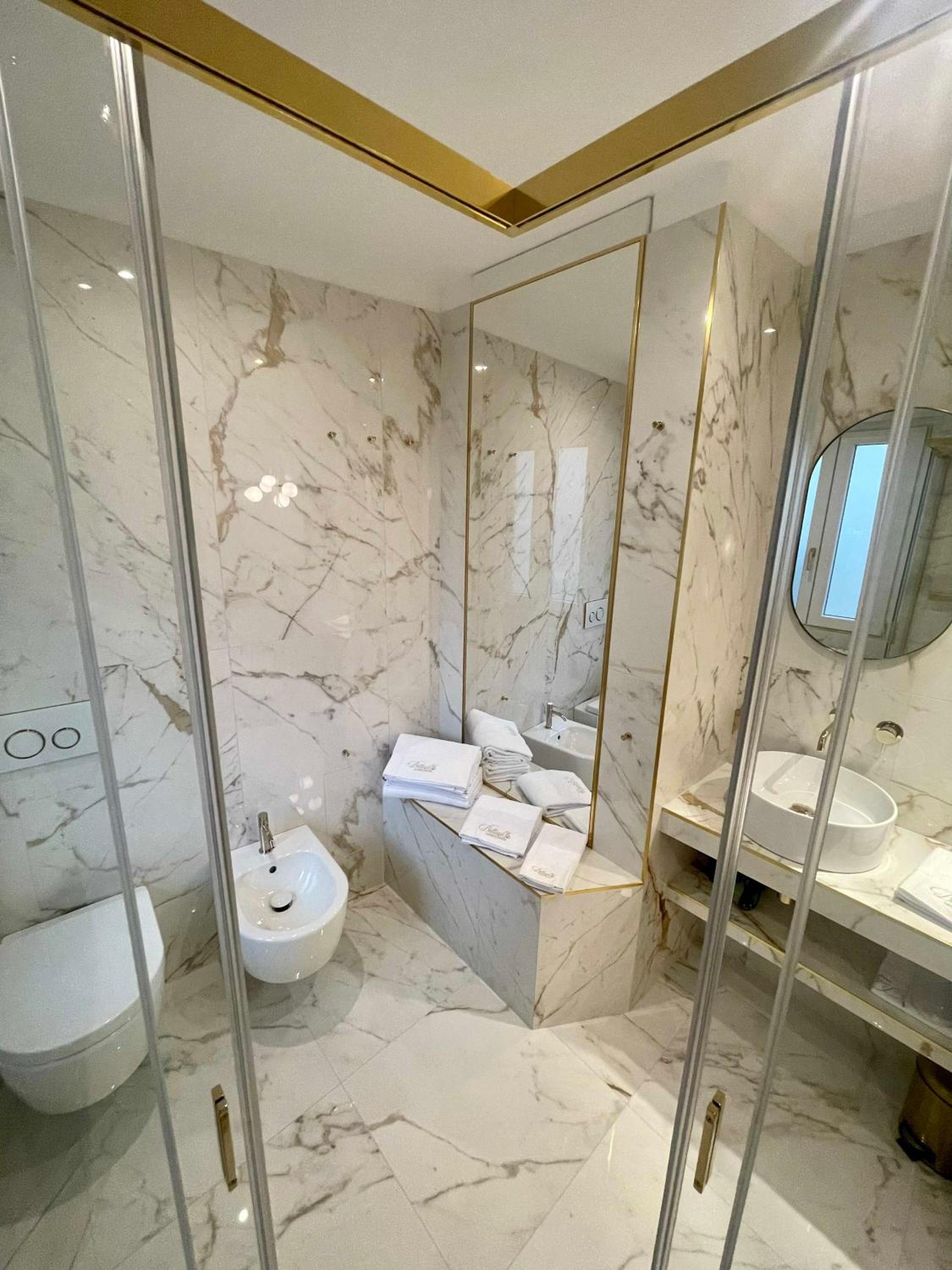 Queen Suite - Photo 35