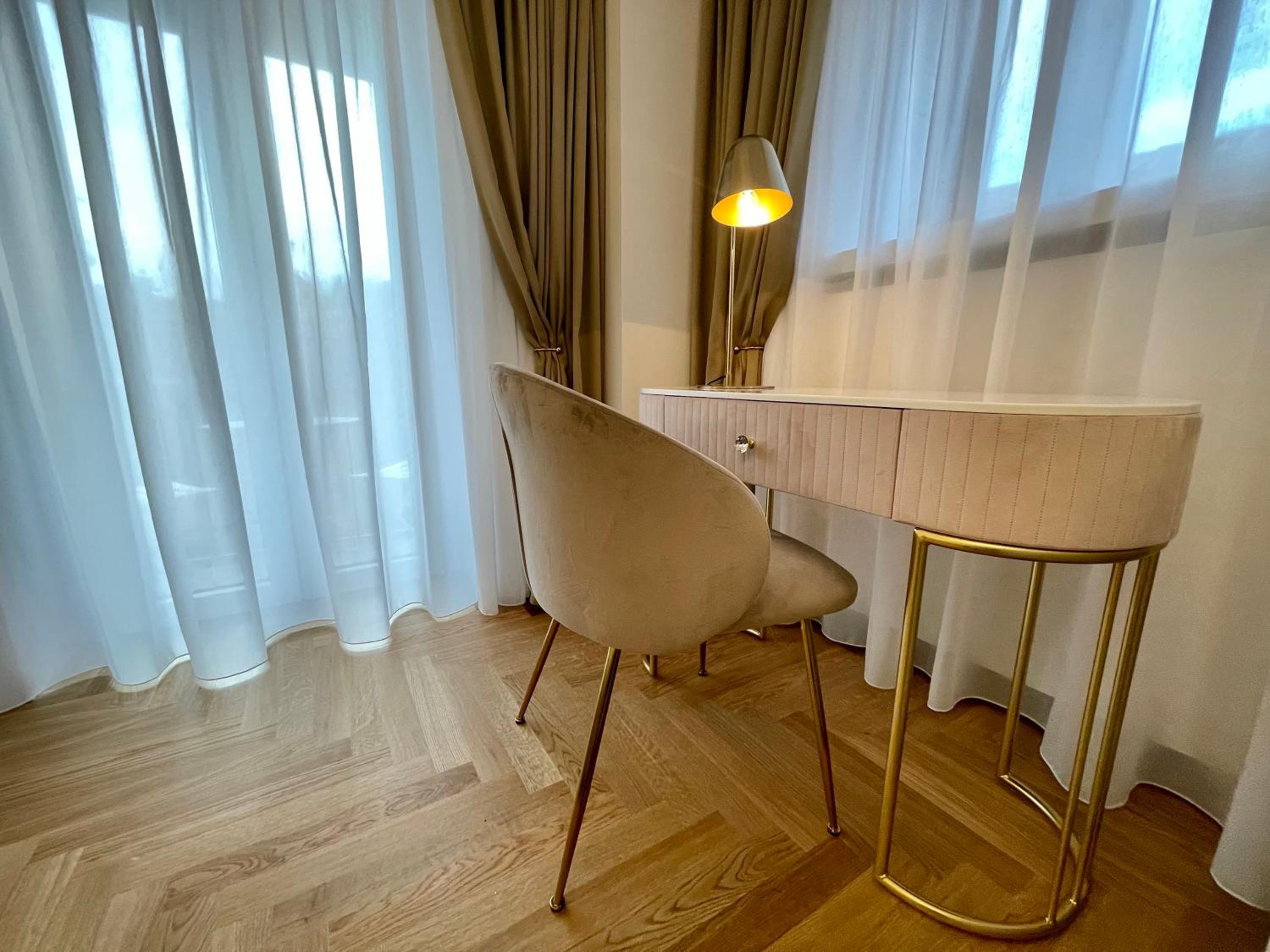 Queen Suite - Photo 20