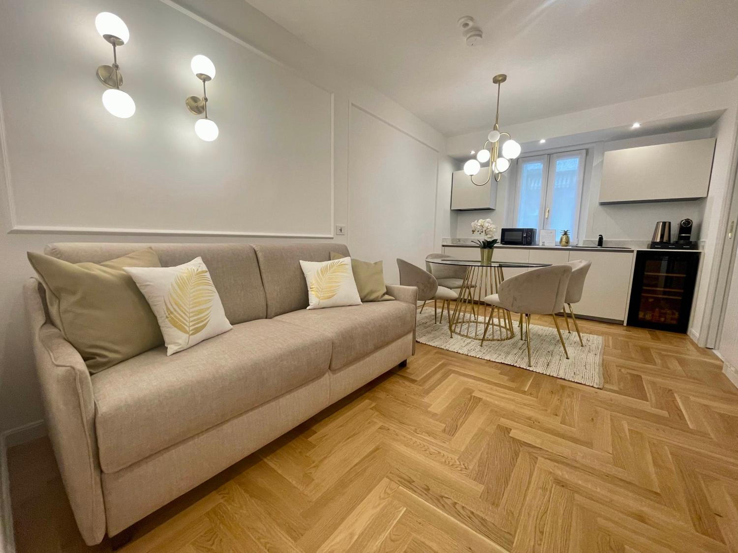 Queen Suite - Photo 43