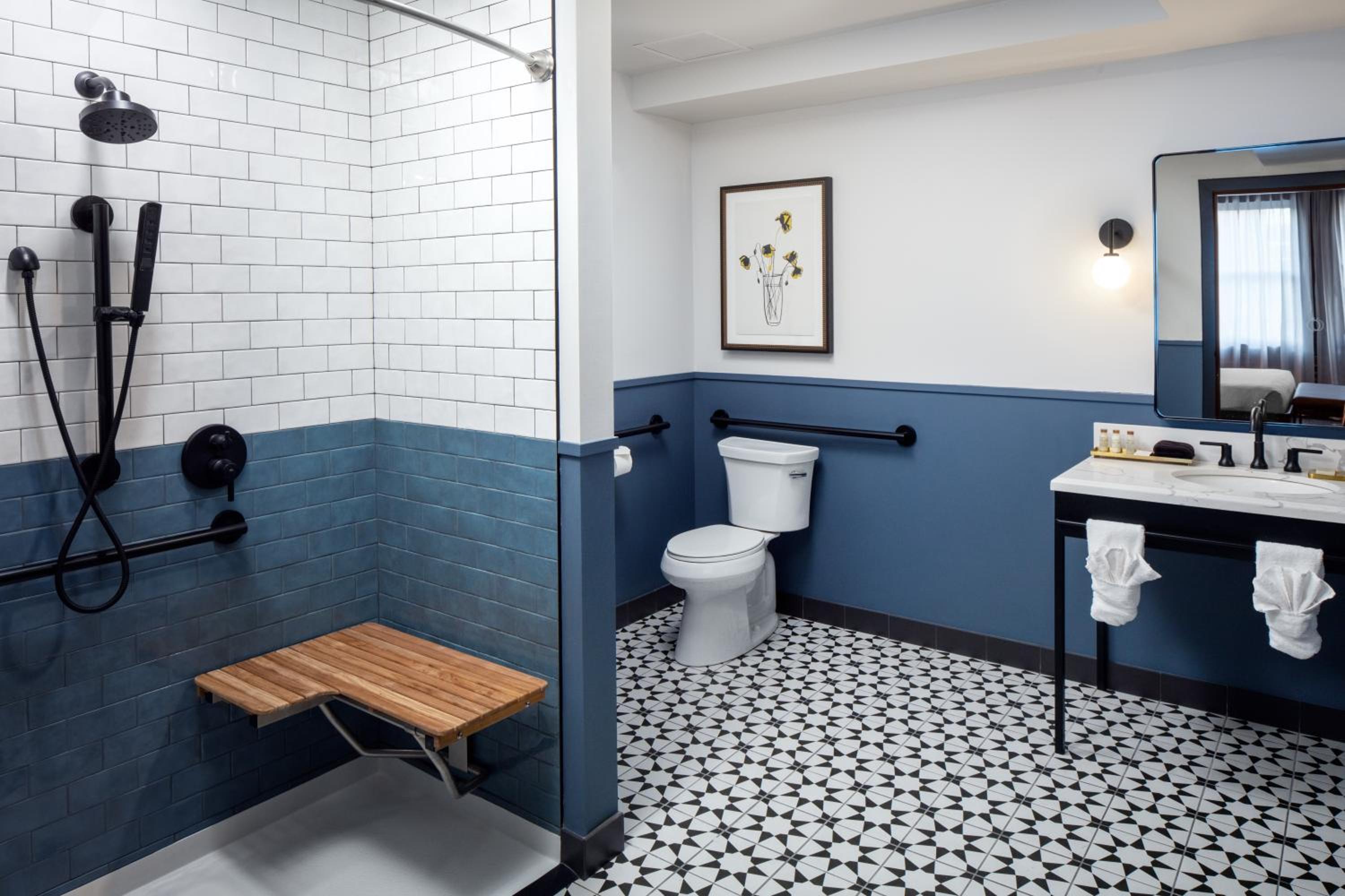 Standard King Room with Roll-in Shower - Mobility Accessible - Photo 2