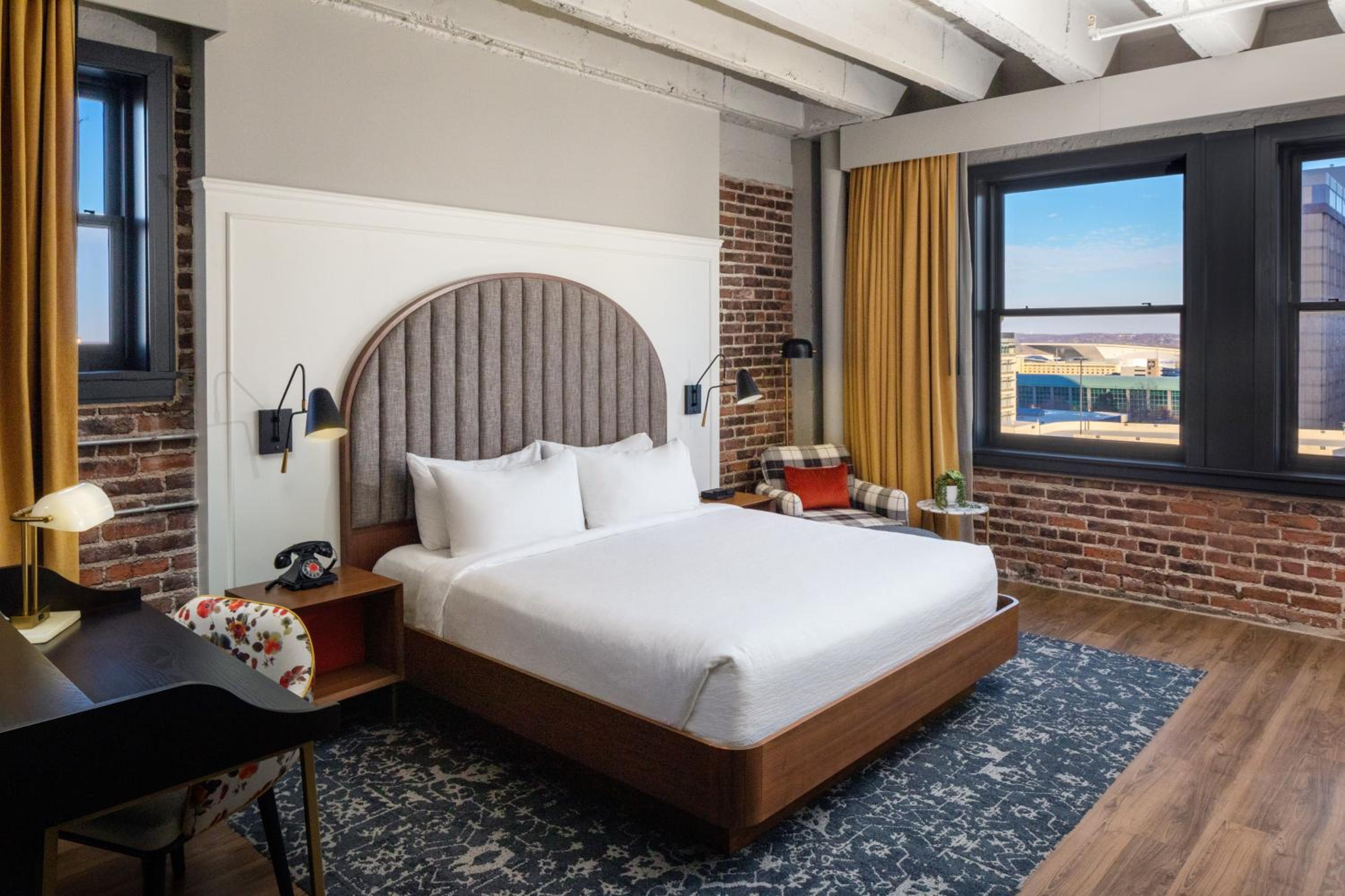 Premium King Room - Photo 2