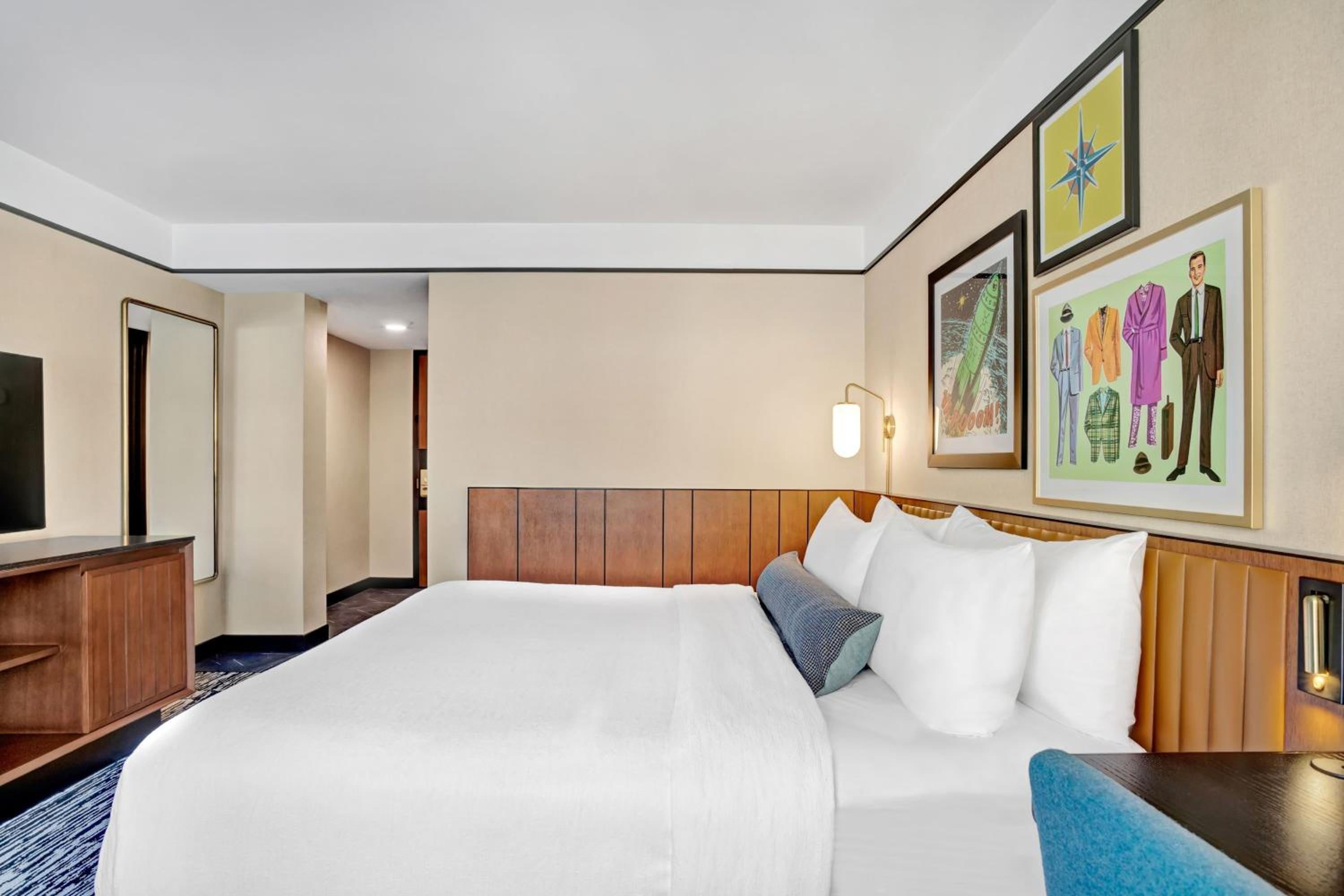 Standard King Room with City View - Photo 1