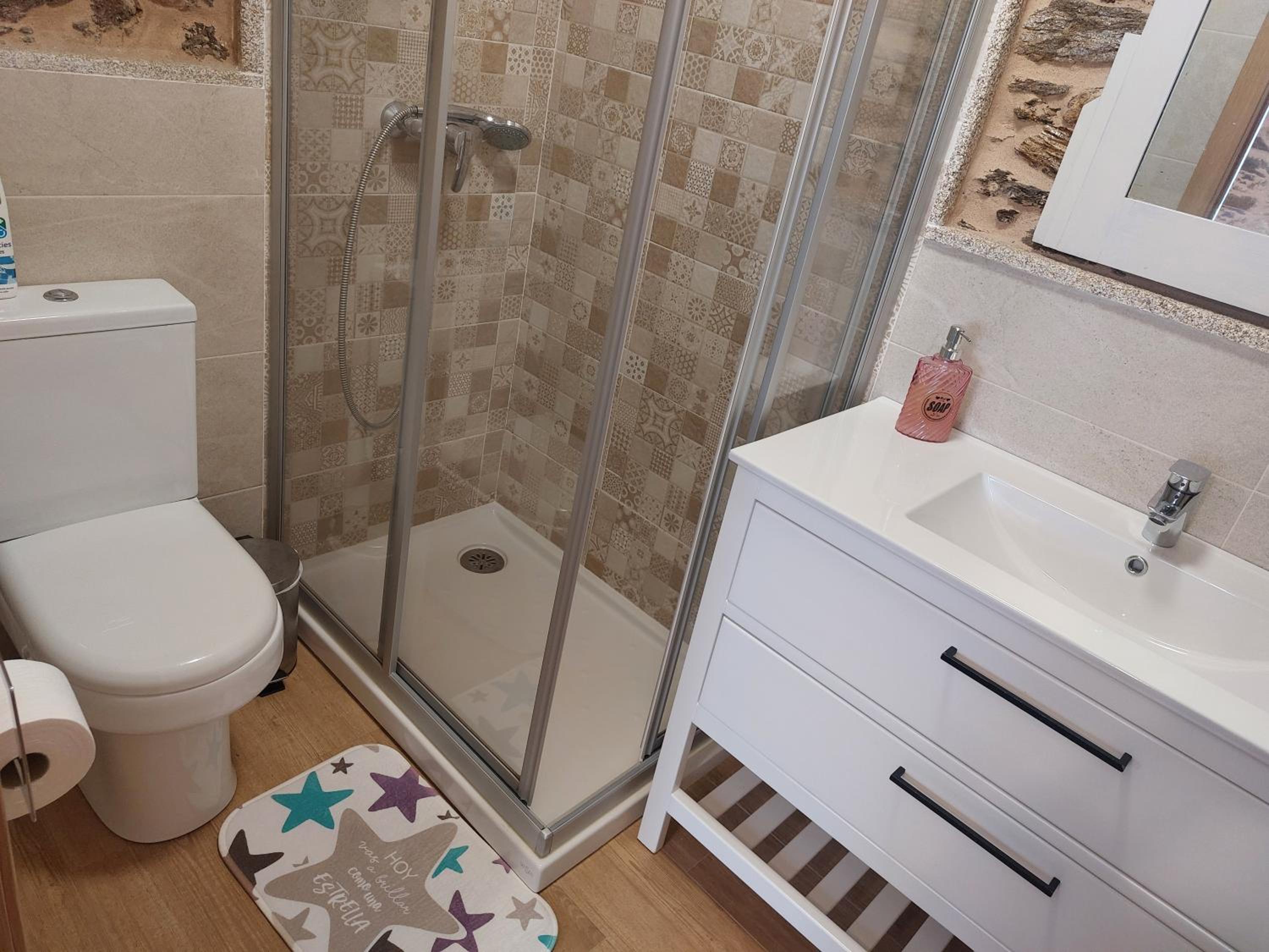 Family Room with Private Bathroom - Photo 19