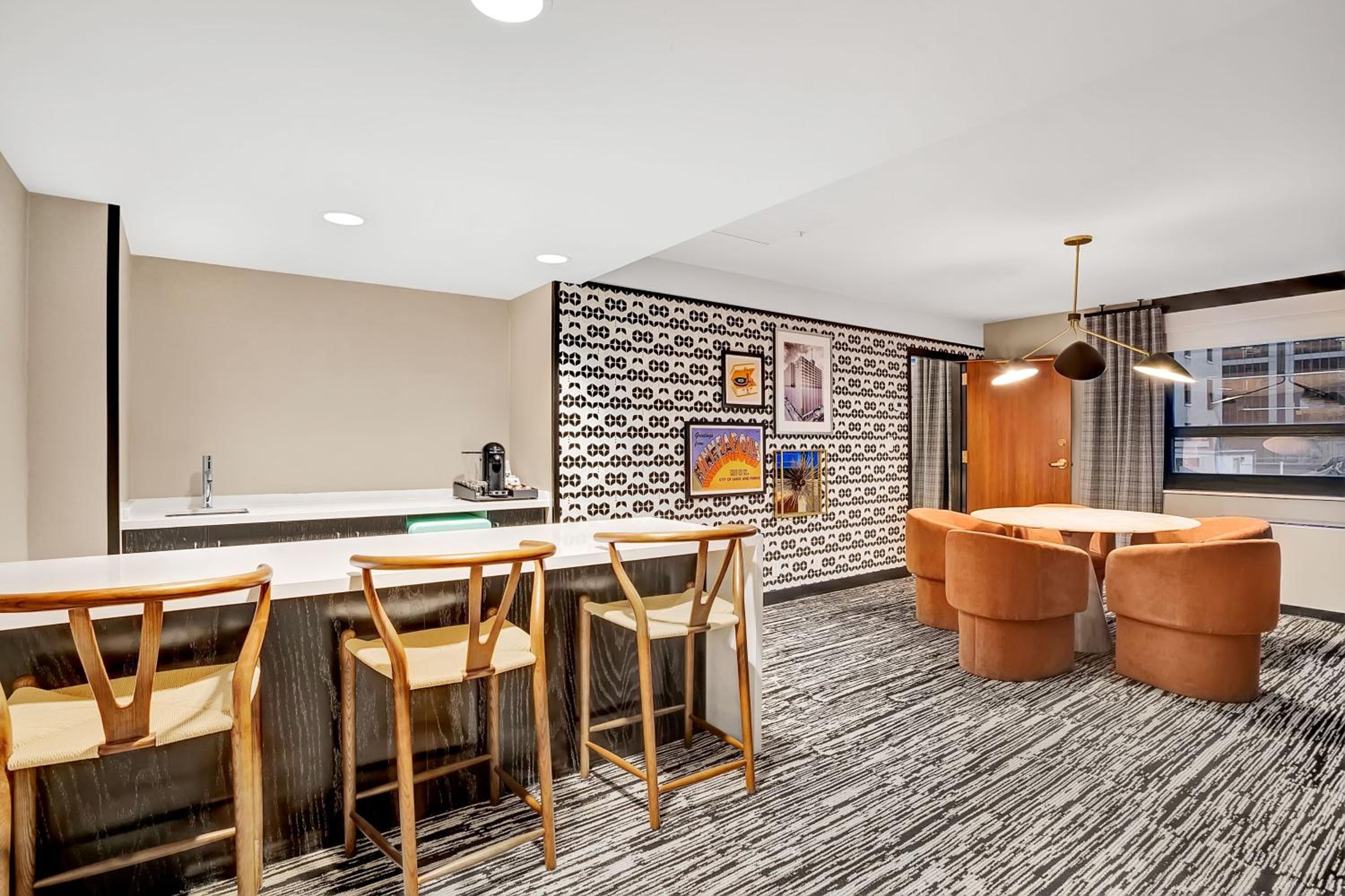 One-Bedroom Suite - Photo 3