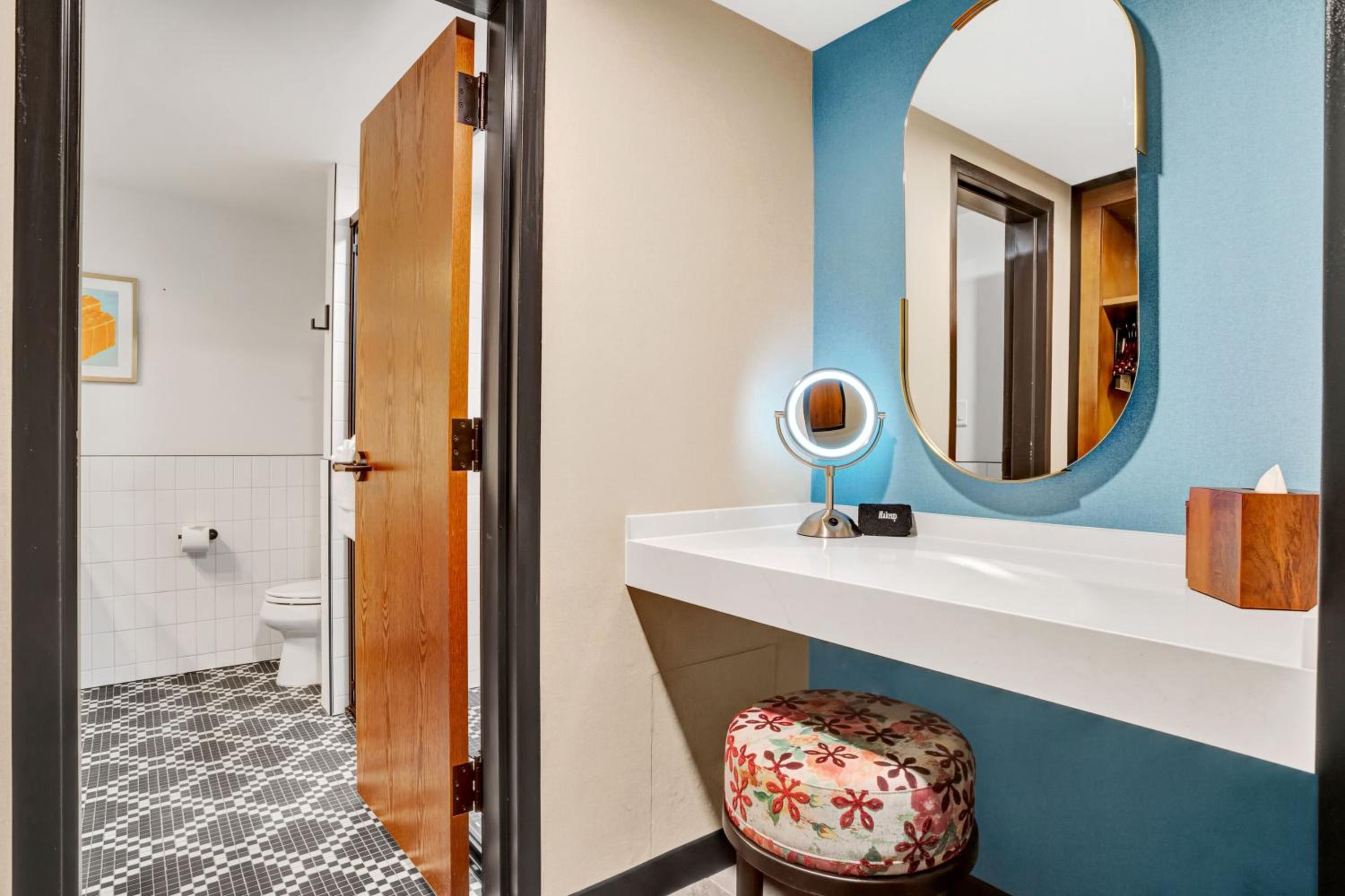 One-Bedroom Suite - Photo 4