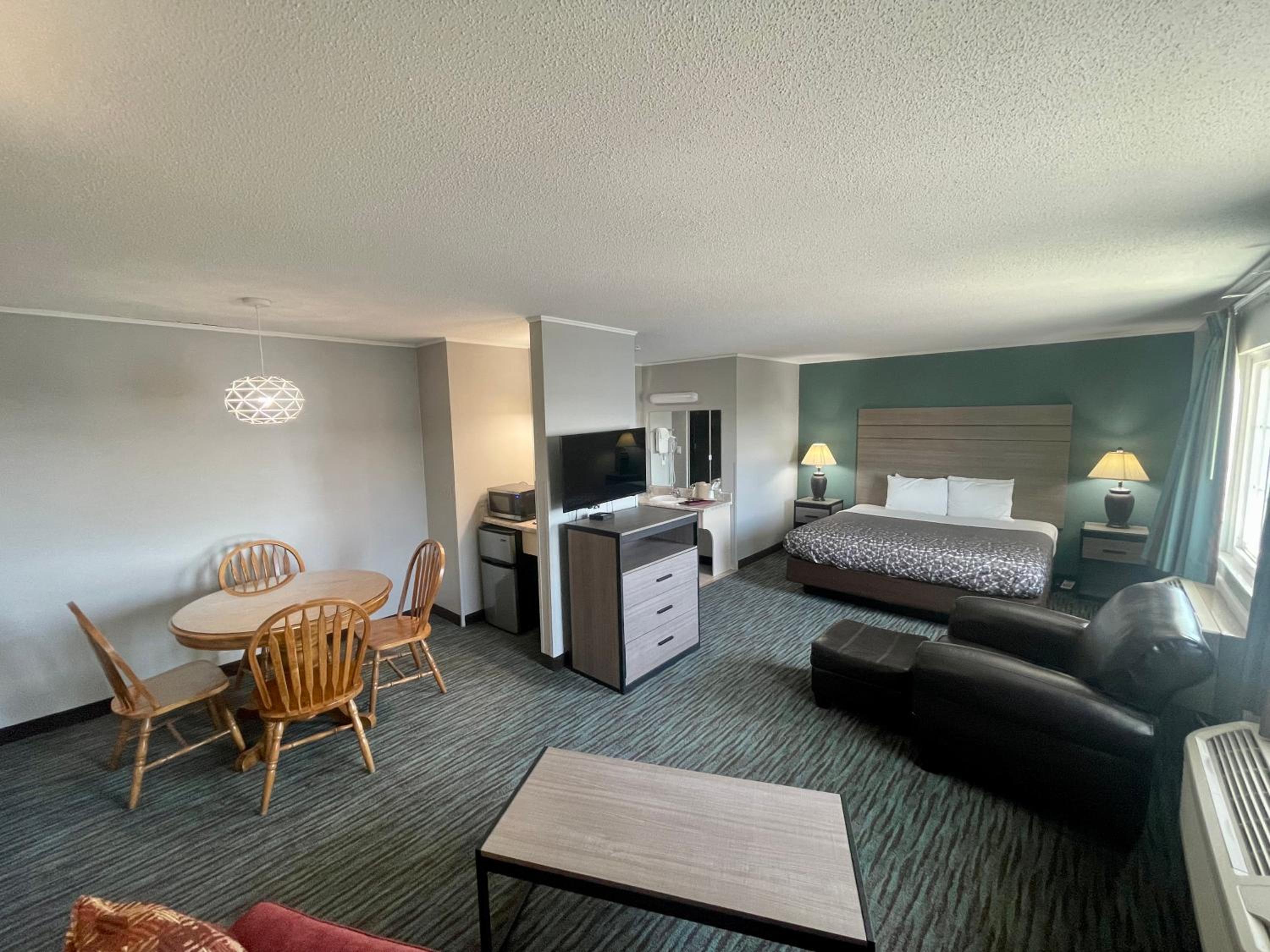 Suite with Hot Tub photo 1