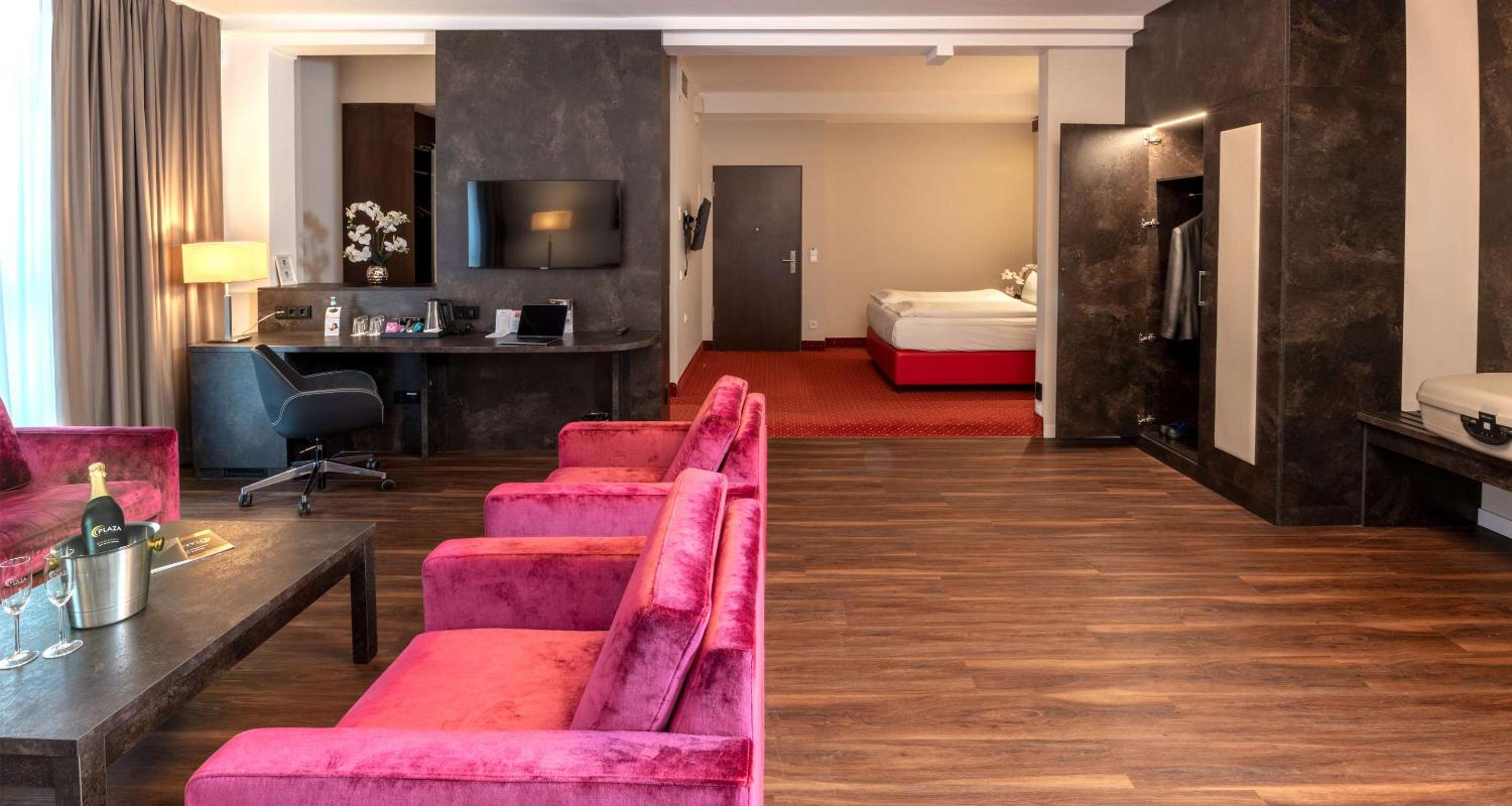 One-Bedroom Queen Suite with Sofa Bed thumbnail 5