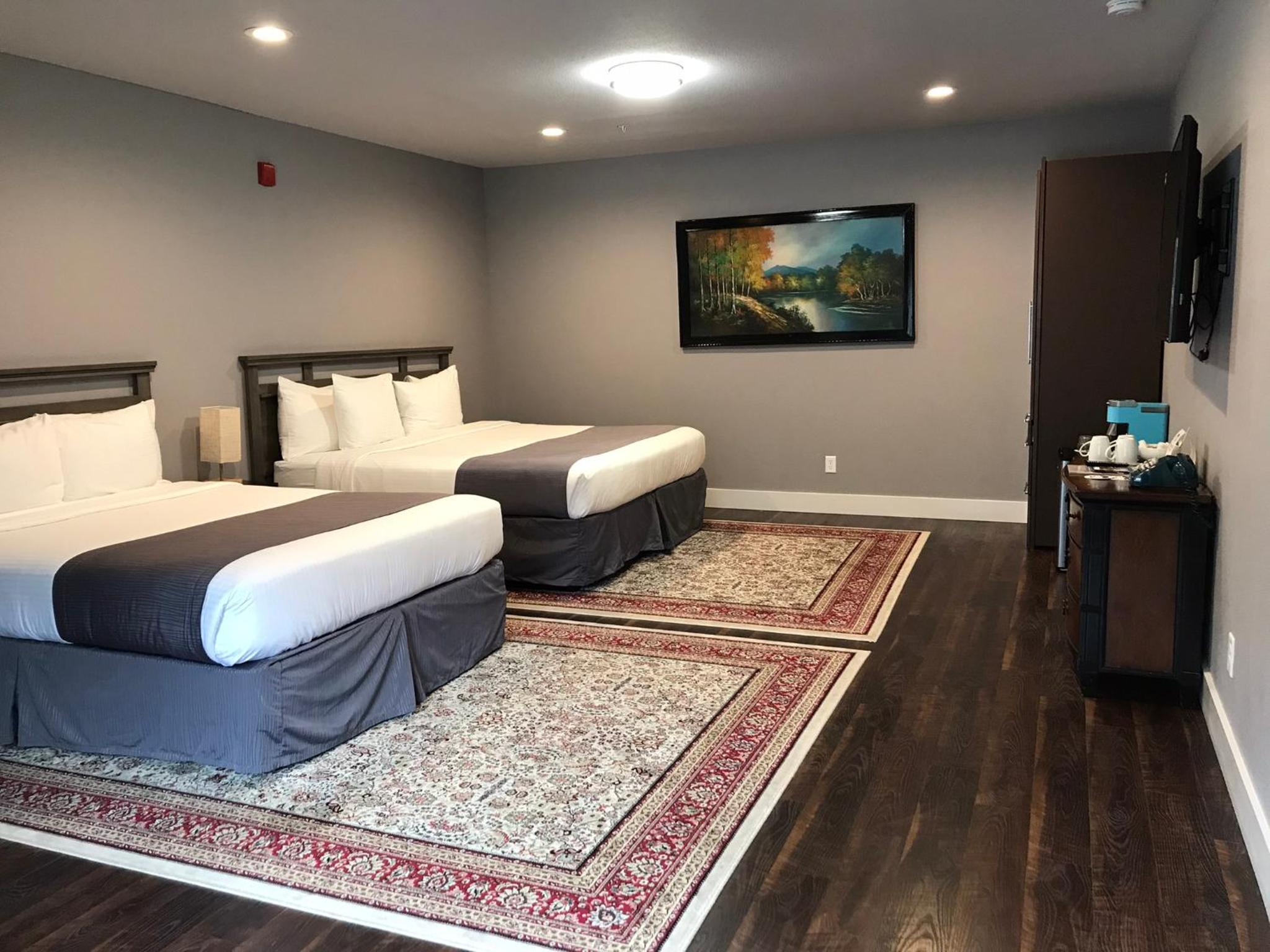 Deluxe King and Queen Room - Photo 4