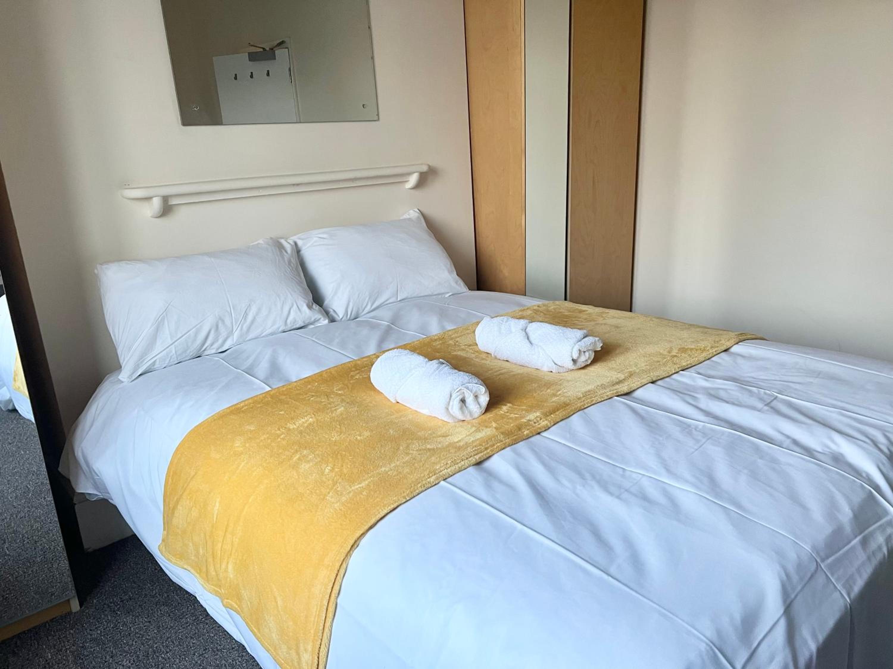 Queen Room with Shared Bathroom photo 3