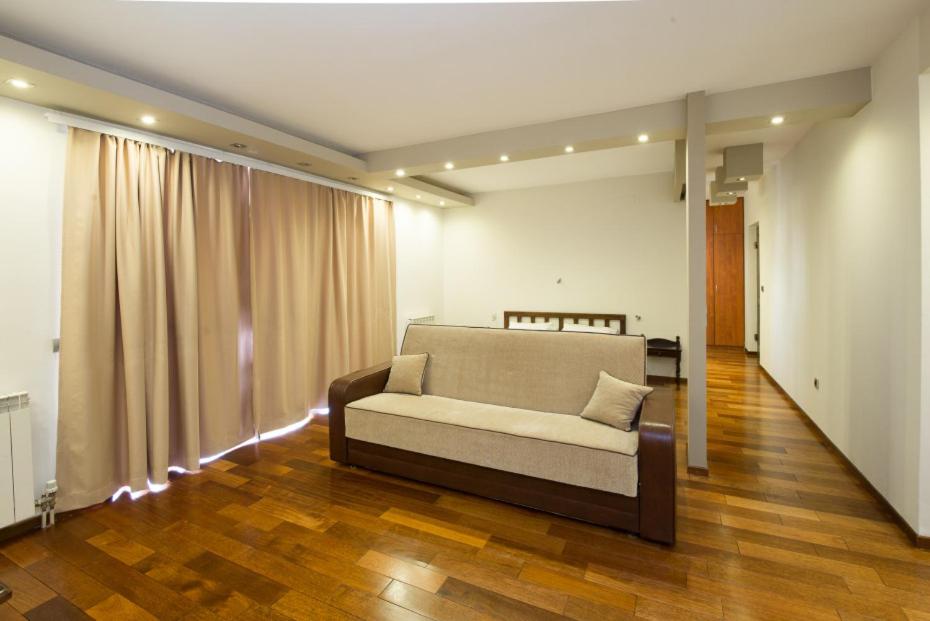 King Studio With Sofa Bed photo 2