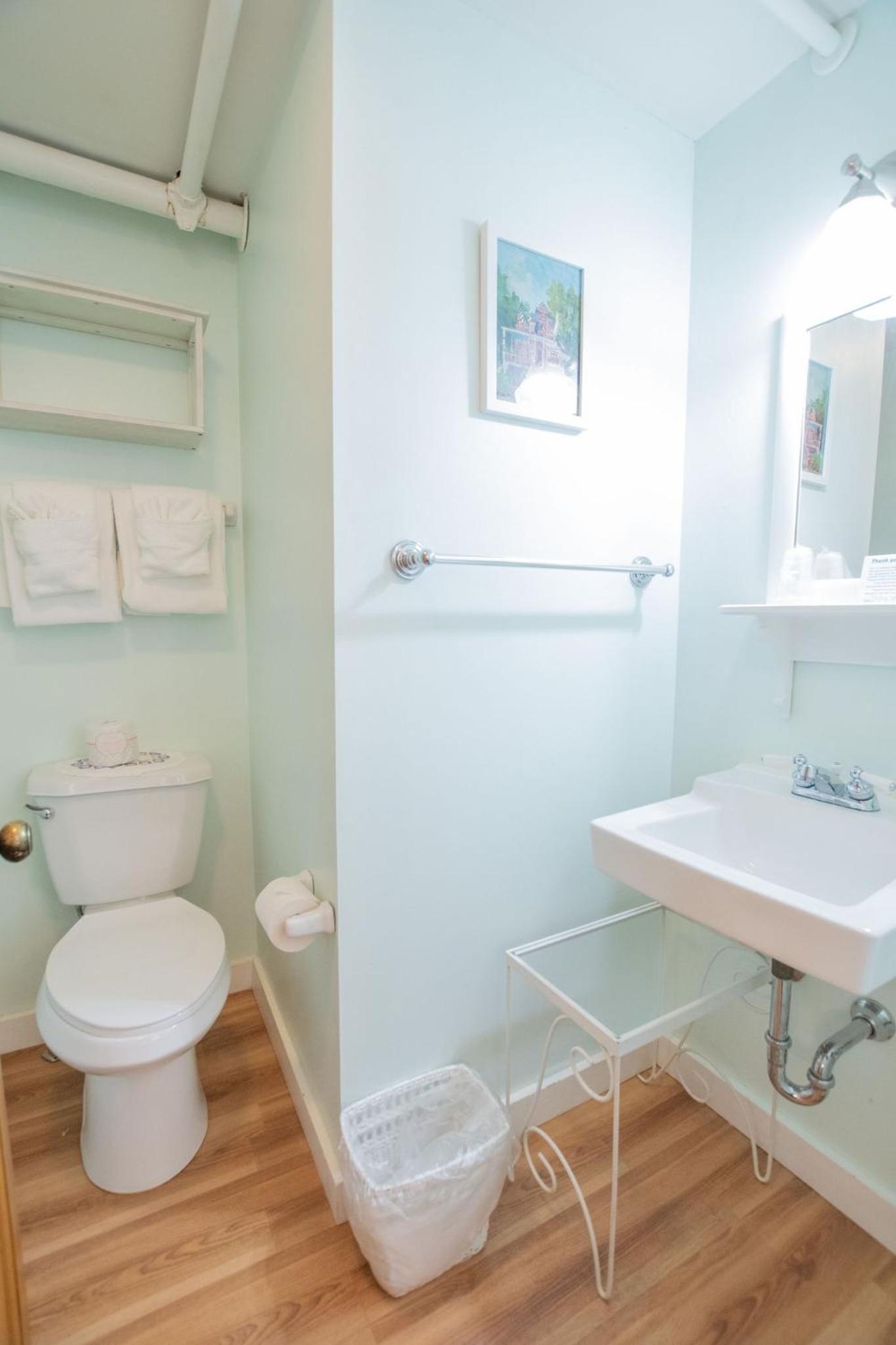 Standard Queen Room - Photo 14