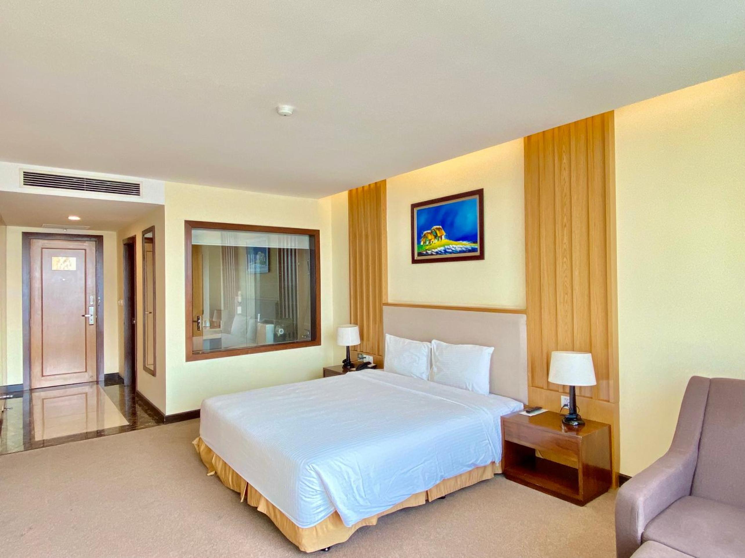 Deluxe King Room photo 3