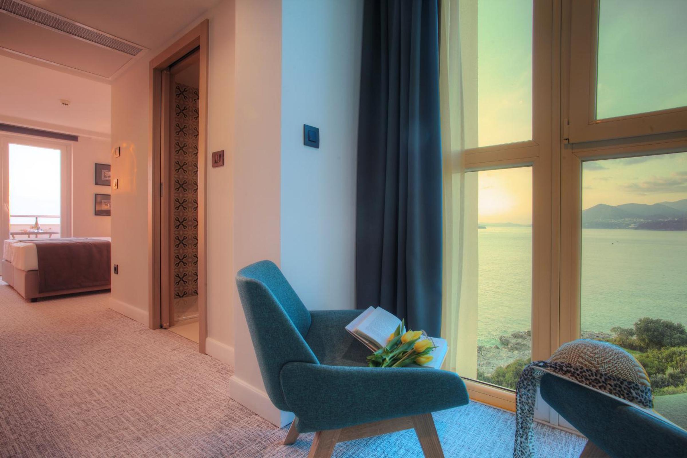 Premium Room with Sea View and Balcony thumbnail 6