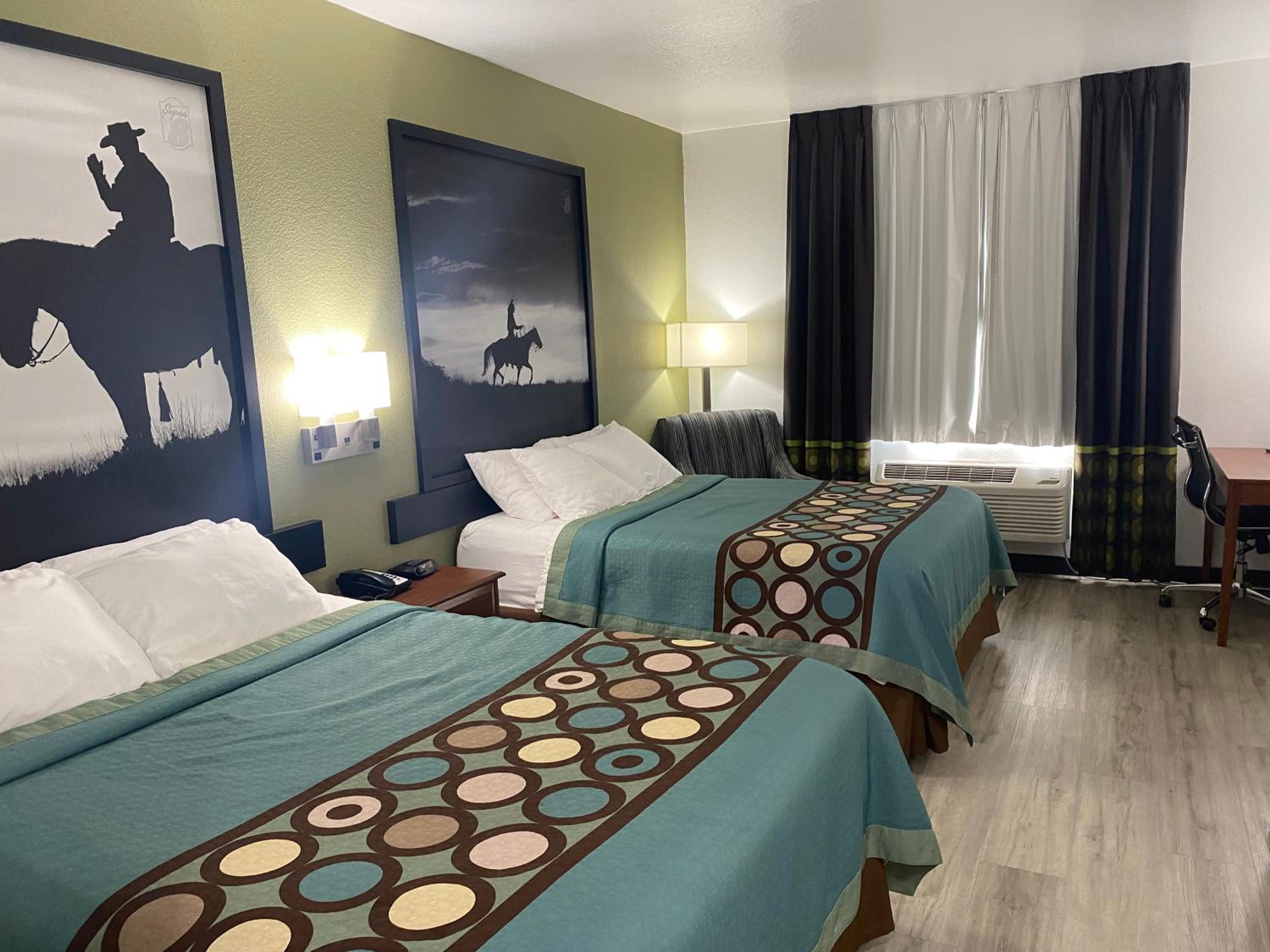 Queen Room with Two Queen Beds - Non-Smoking - Photo 1