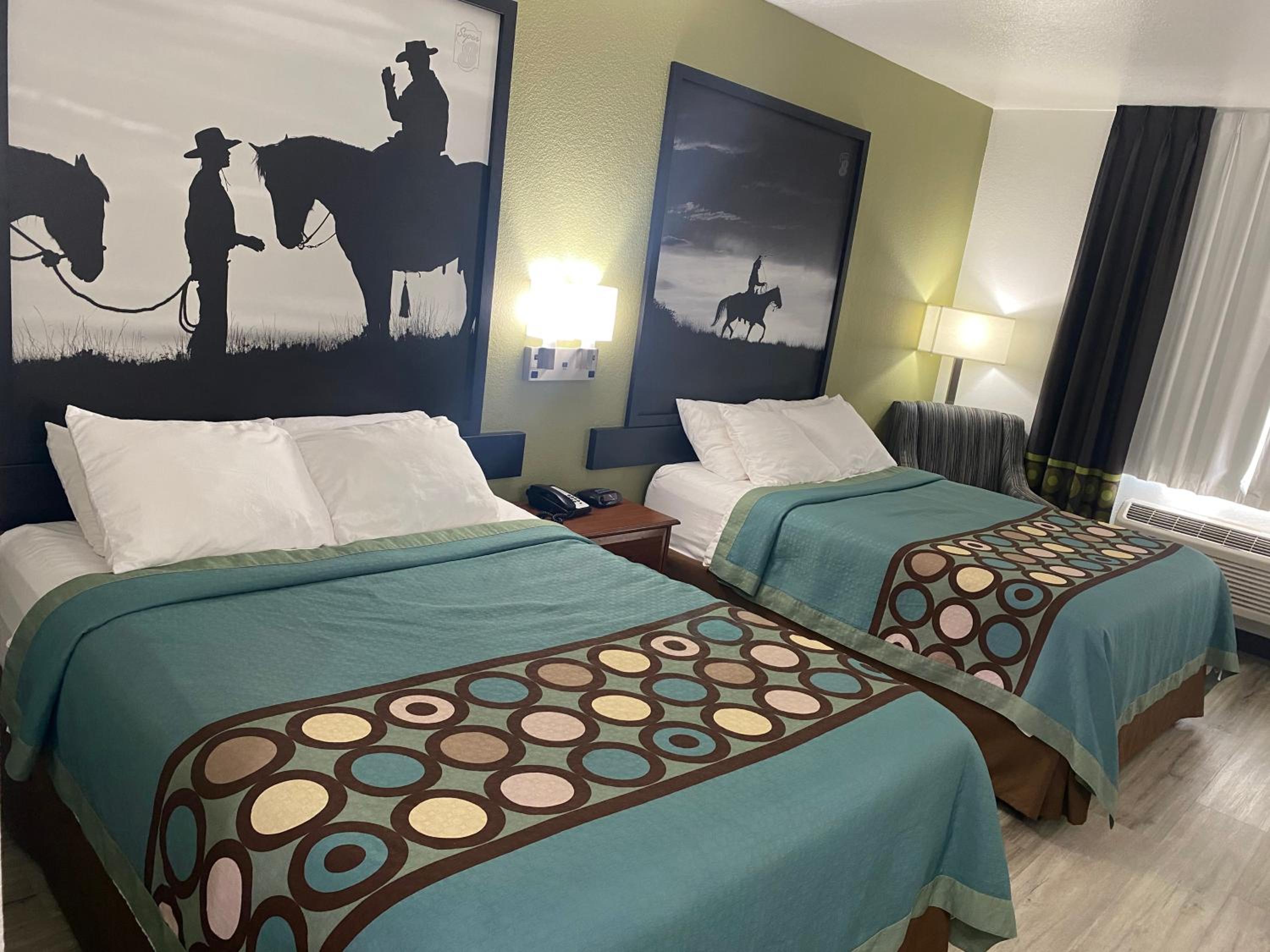 Queen Room with Two Queen Beds - Non-Smoking - Photo 2