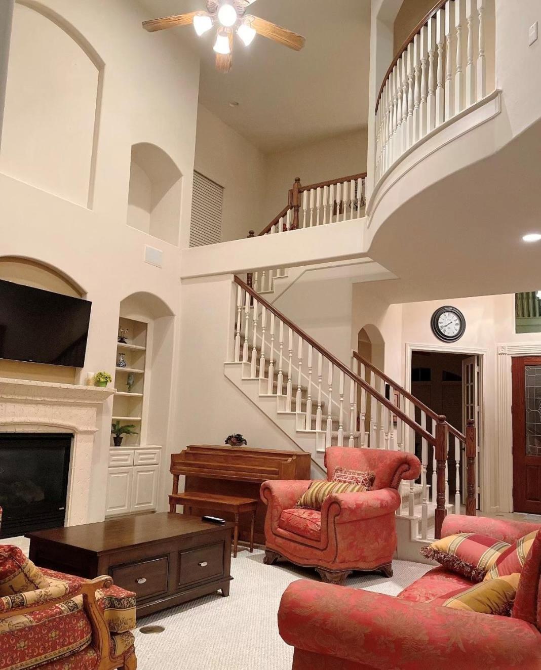 Five-Bedroom House photo 3