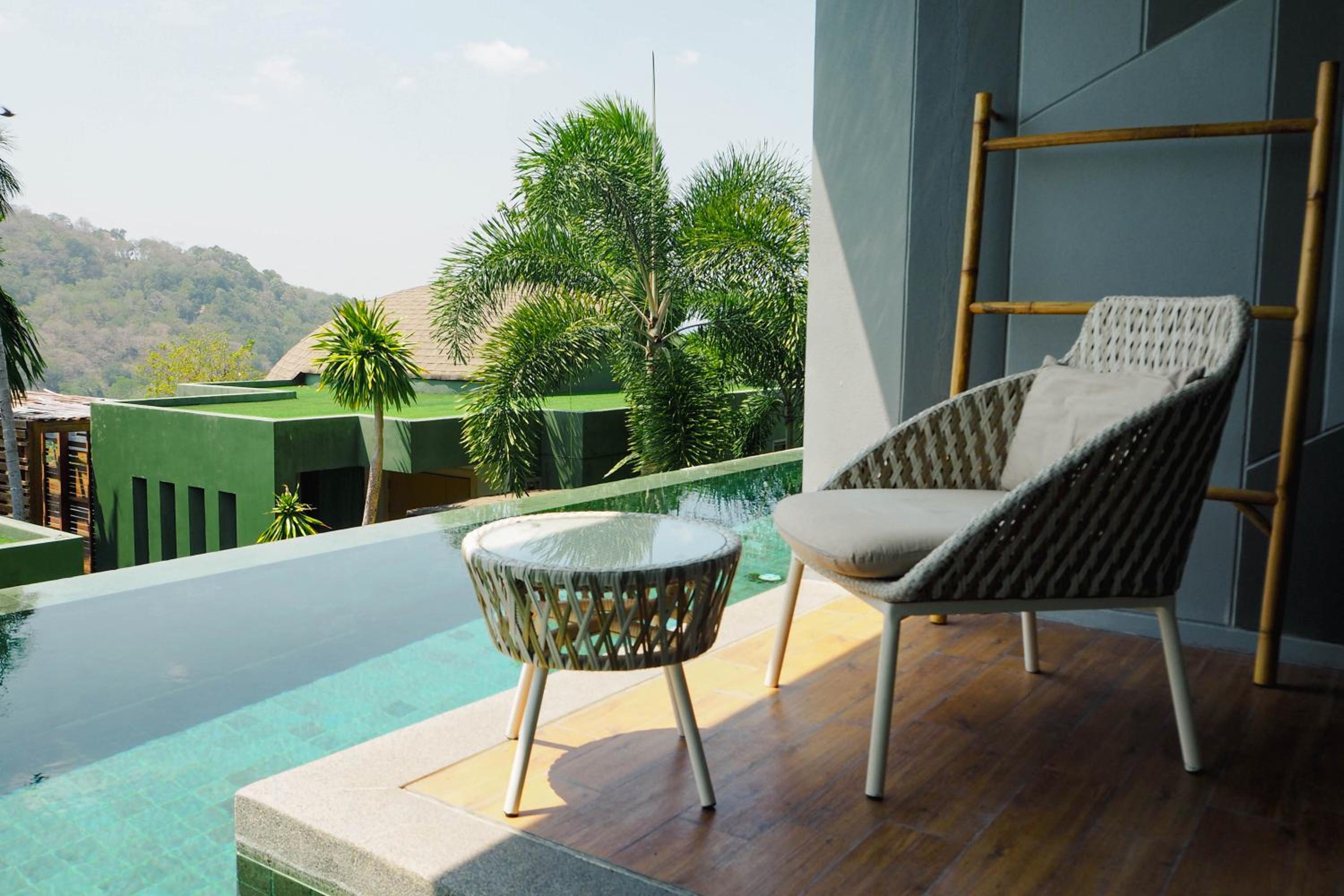 Deluxe Pool Access - Photo 3