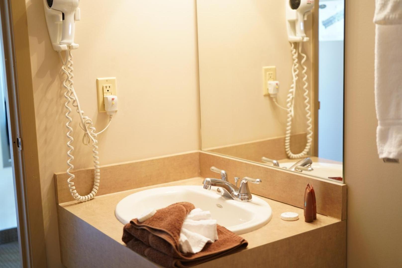 Queen Room - Two Adults Only - No elevator access photo 2