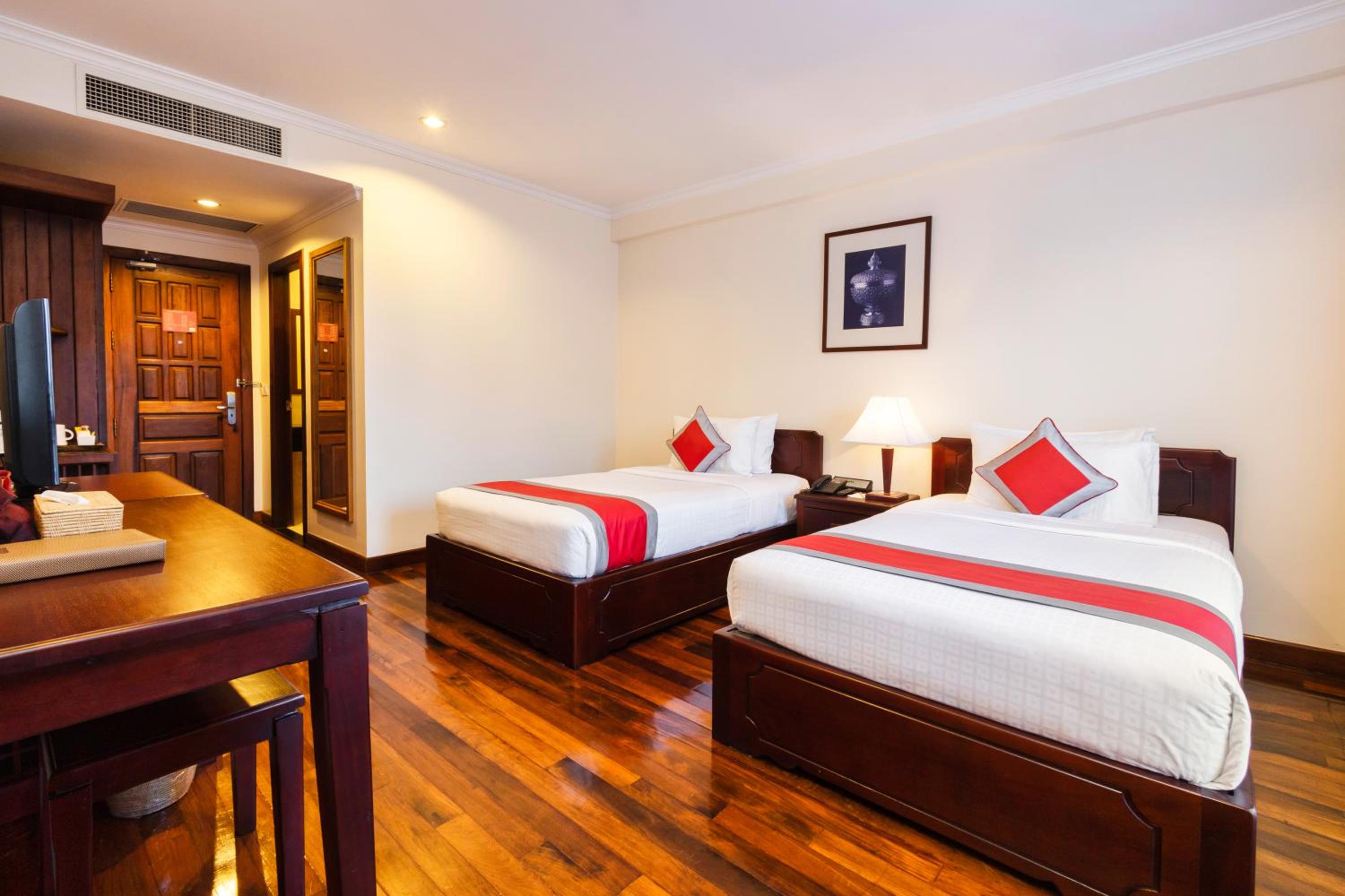 Deluxe Double or Twin Room with Pool View photo 3