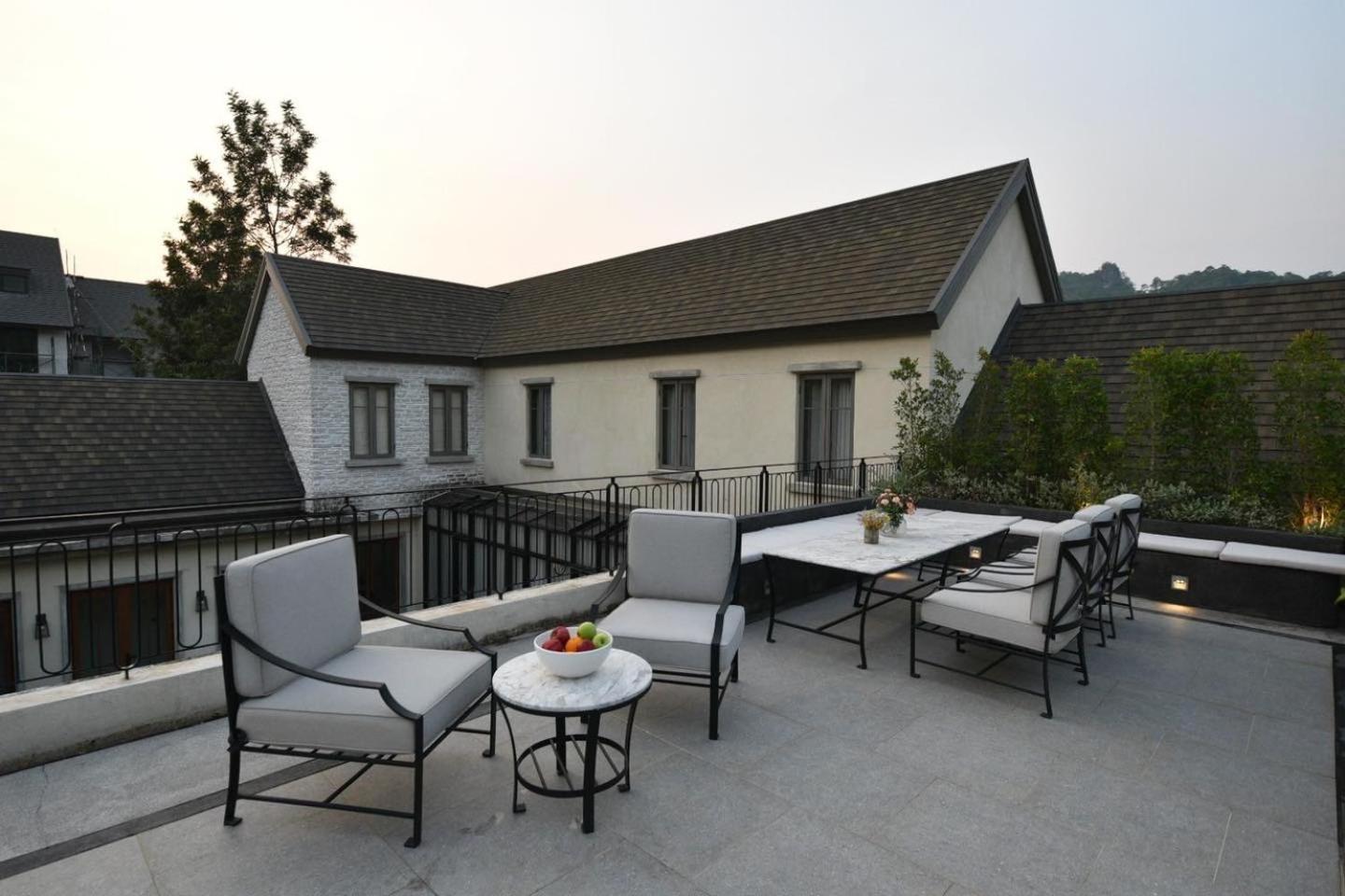 Six-Bedroom House - Photo 2