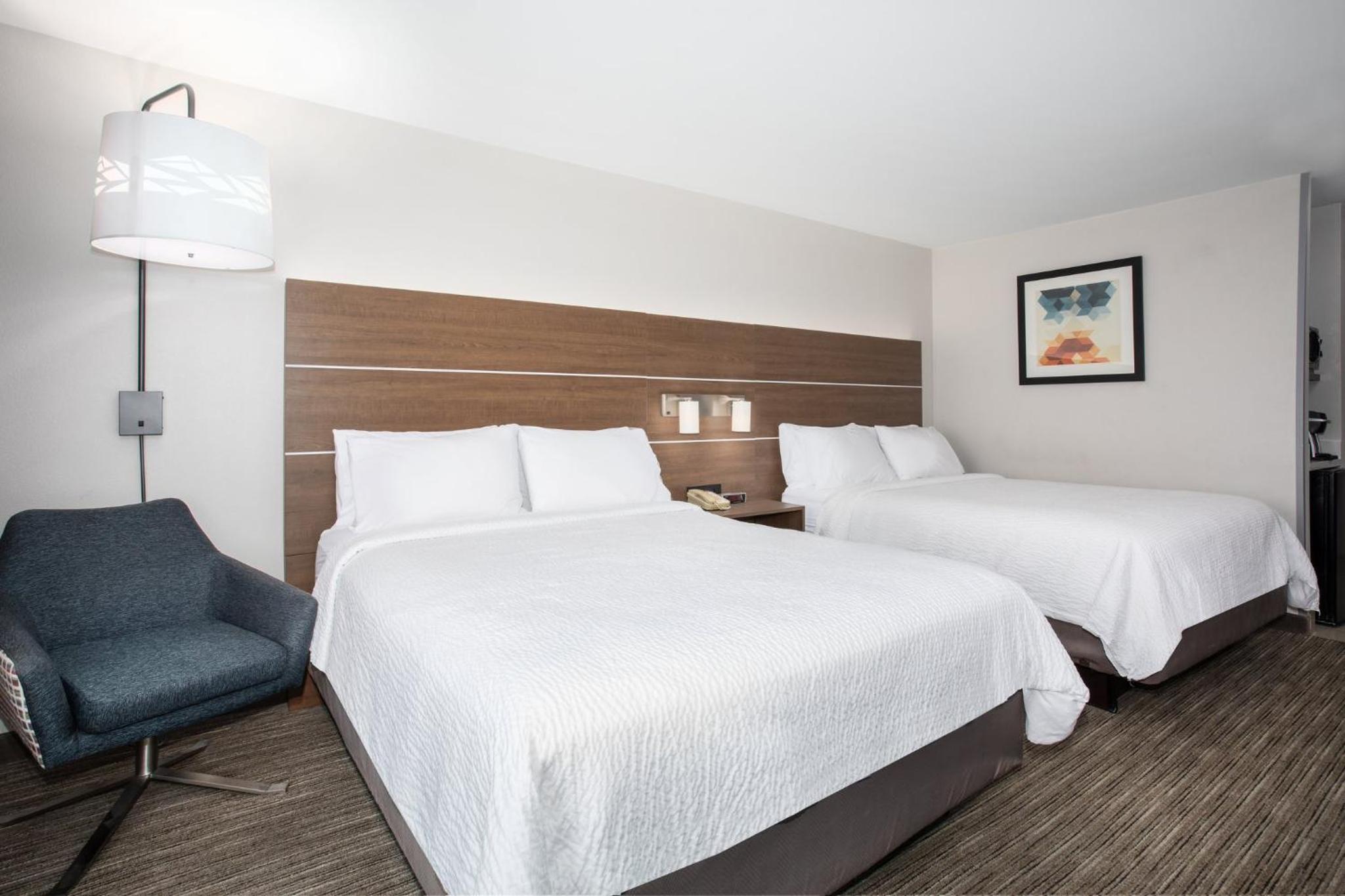 Standard Room with Two Queen Beds - Photo 4