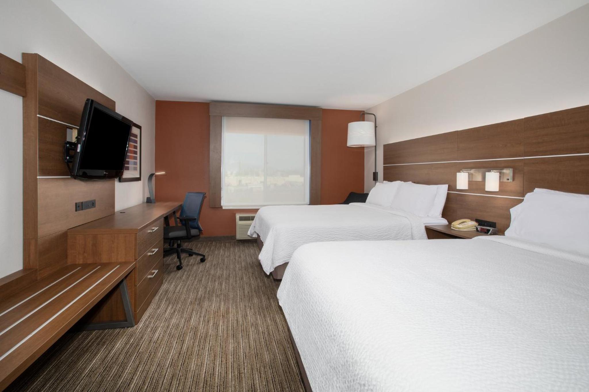 Standard Room with Two Queen Beds - Photo 3