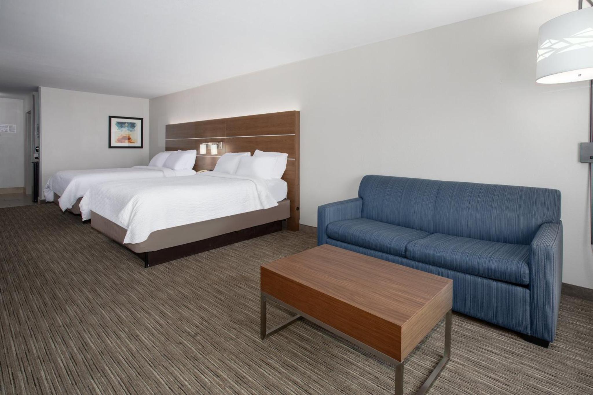 Standard Queen Room with Sofa Bed - Photo 1