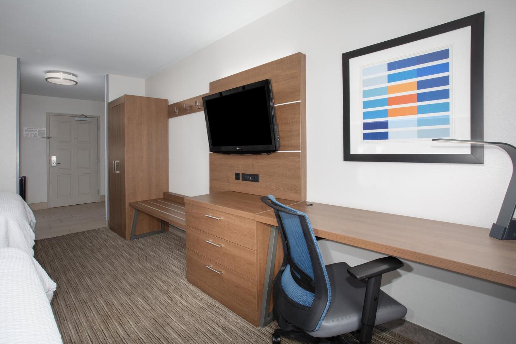 Standard Room with Two Queen Beds - Photo 1