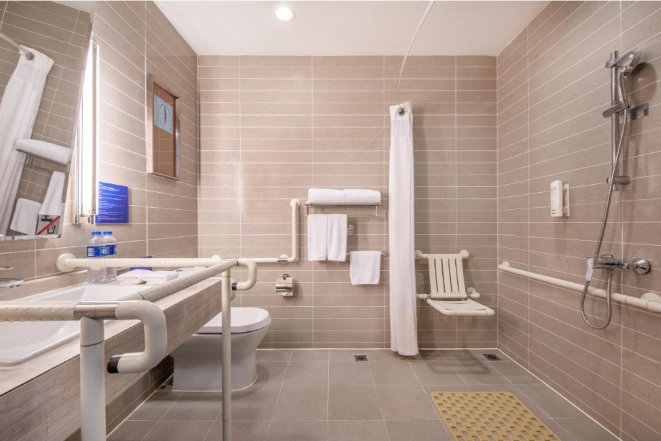 Standard Queen Room - Accessible photo 1