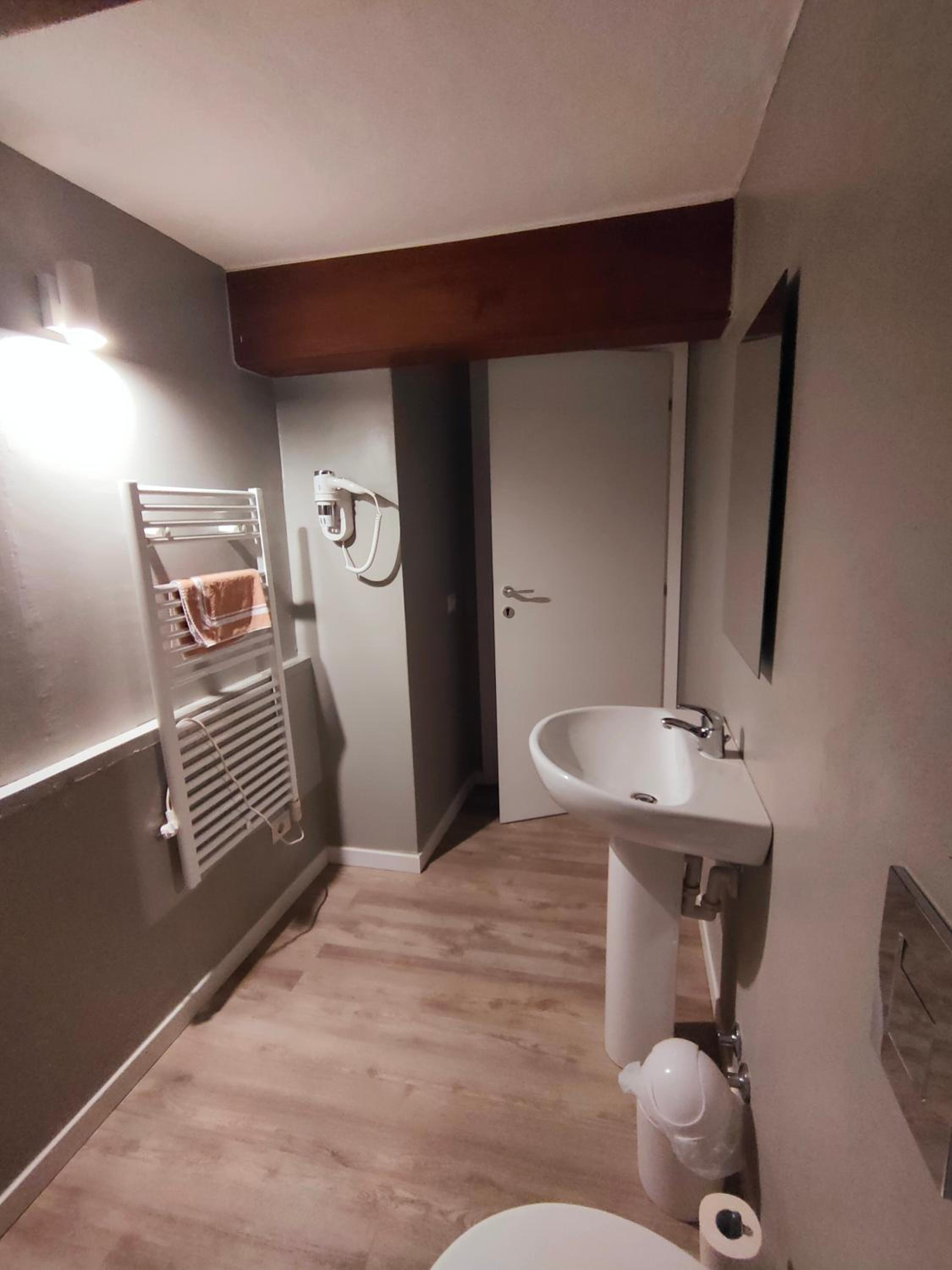 Basic Triple Room with Shared Bathroom photo 2