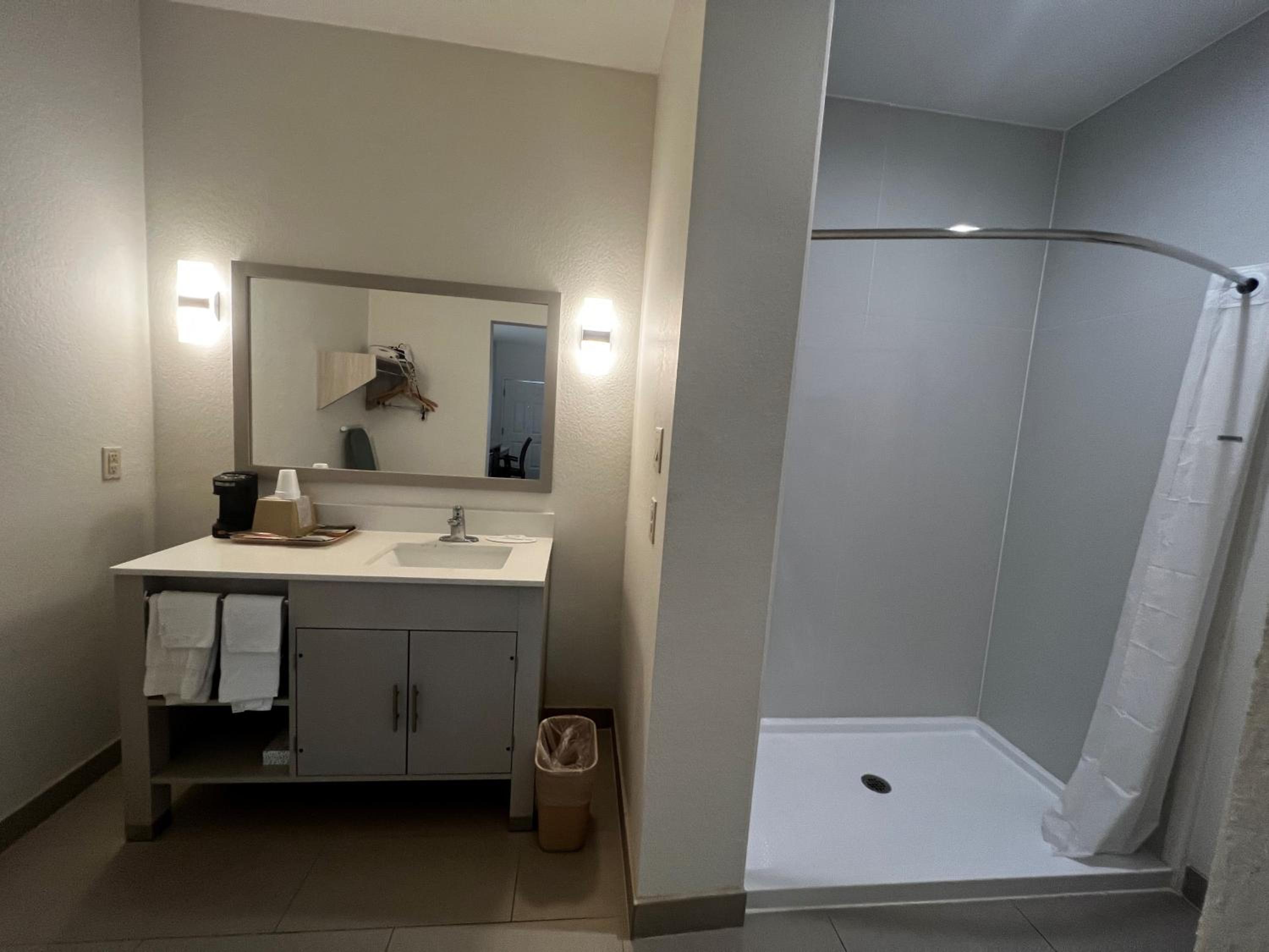 Double Room with Two Double Beds - Non-Smoking - Photo 4