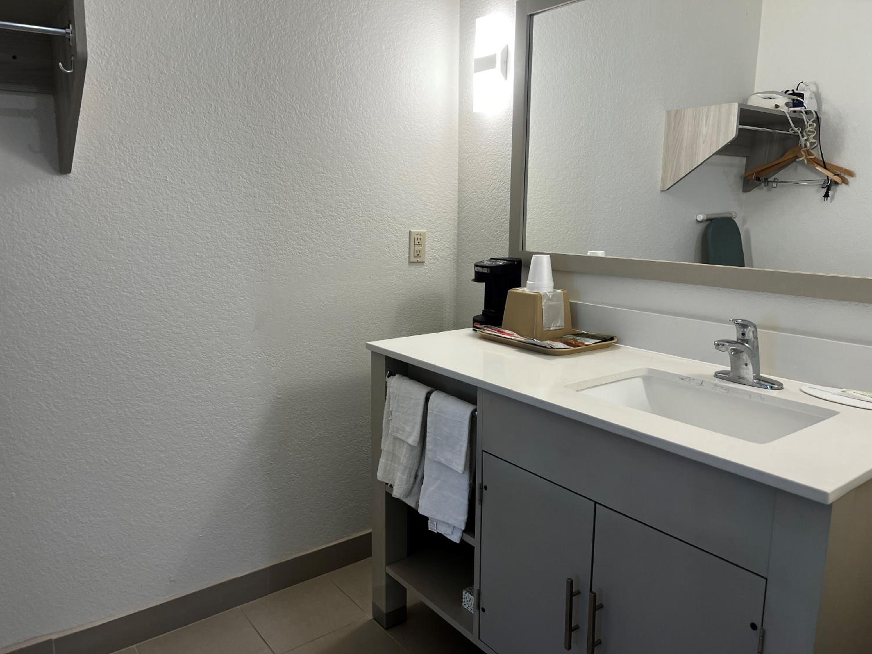 Double Room with Two Double Beds - Non-Smoking - Photo 6