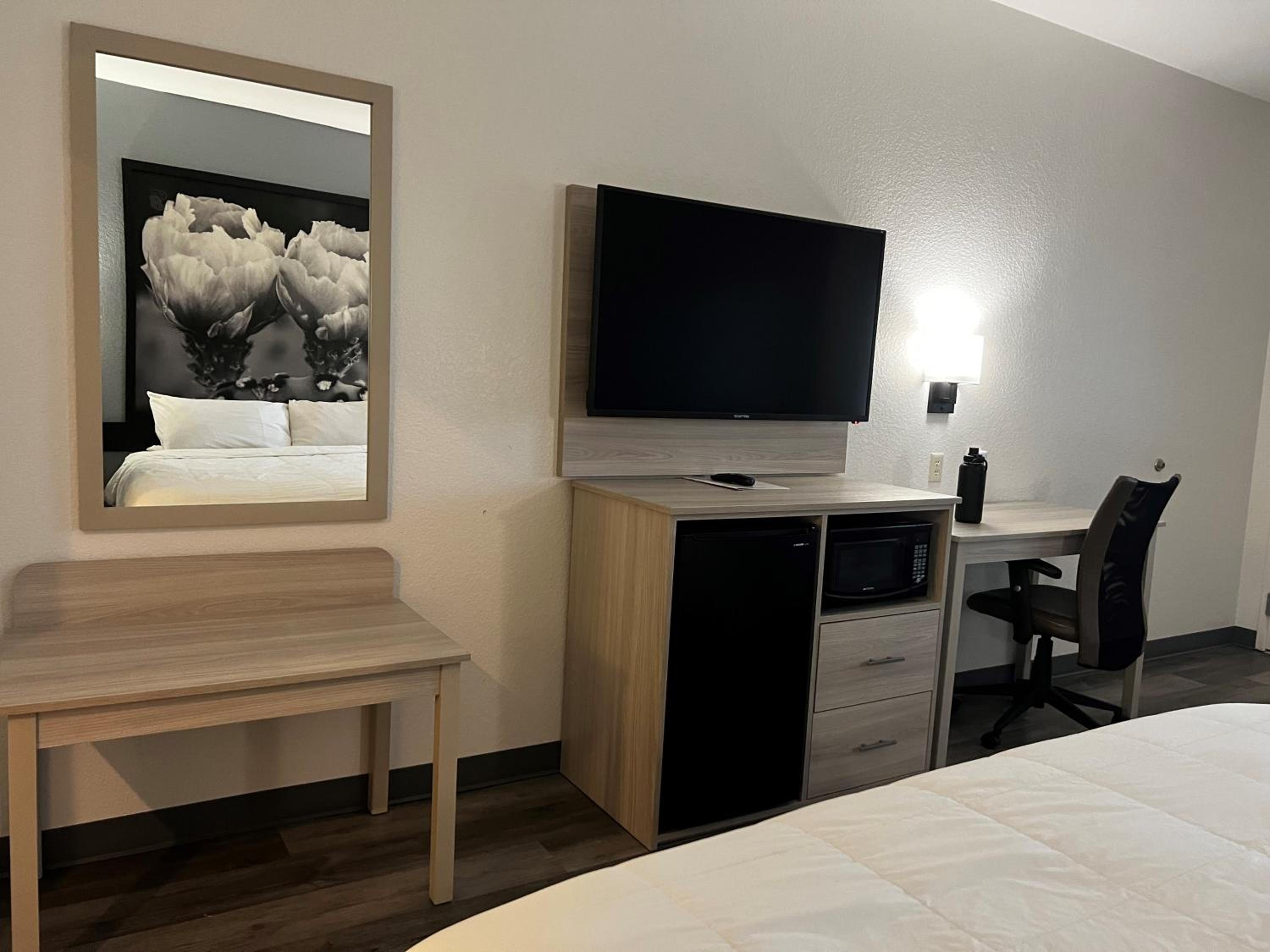 King Room - Non-Smoking - Photo 1