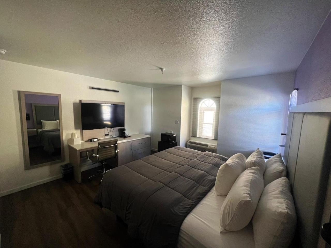 King Suite with Spa Bath - Photo 3