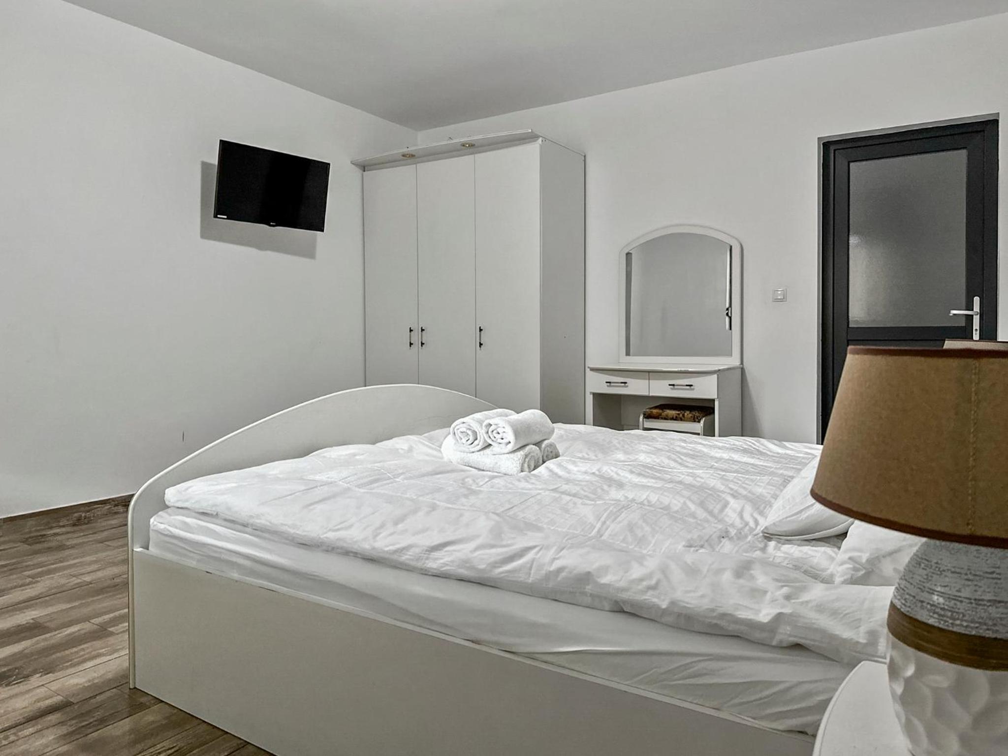 Queen Room photo 2