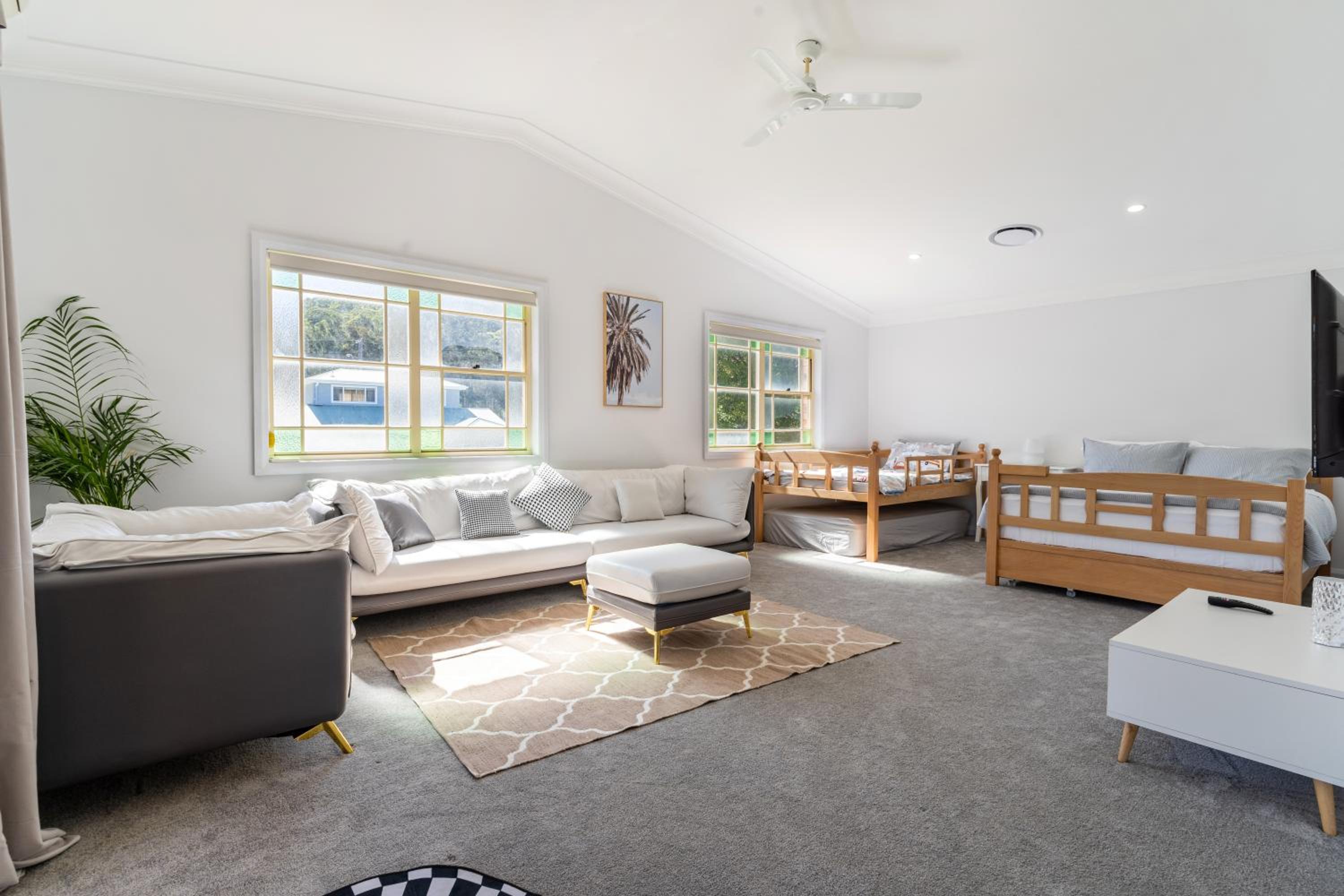 Six-Bedroom House photo 2