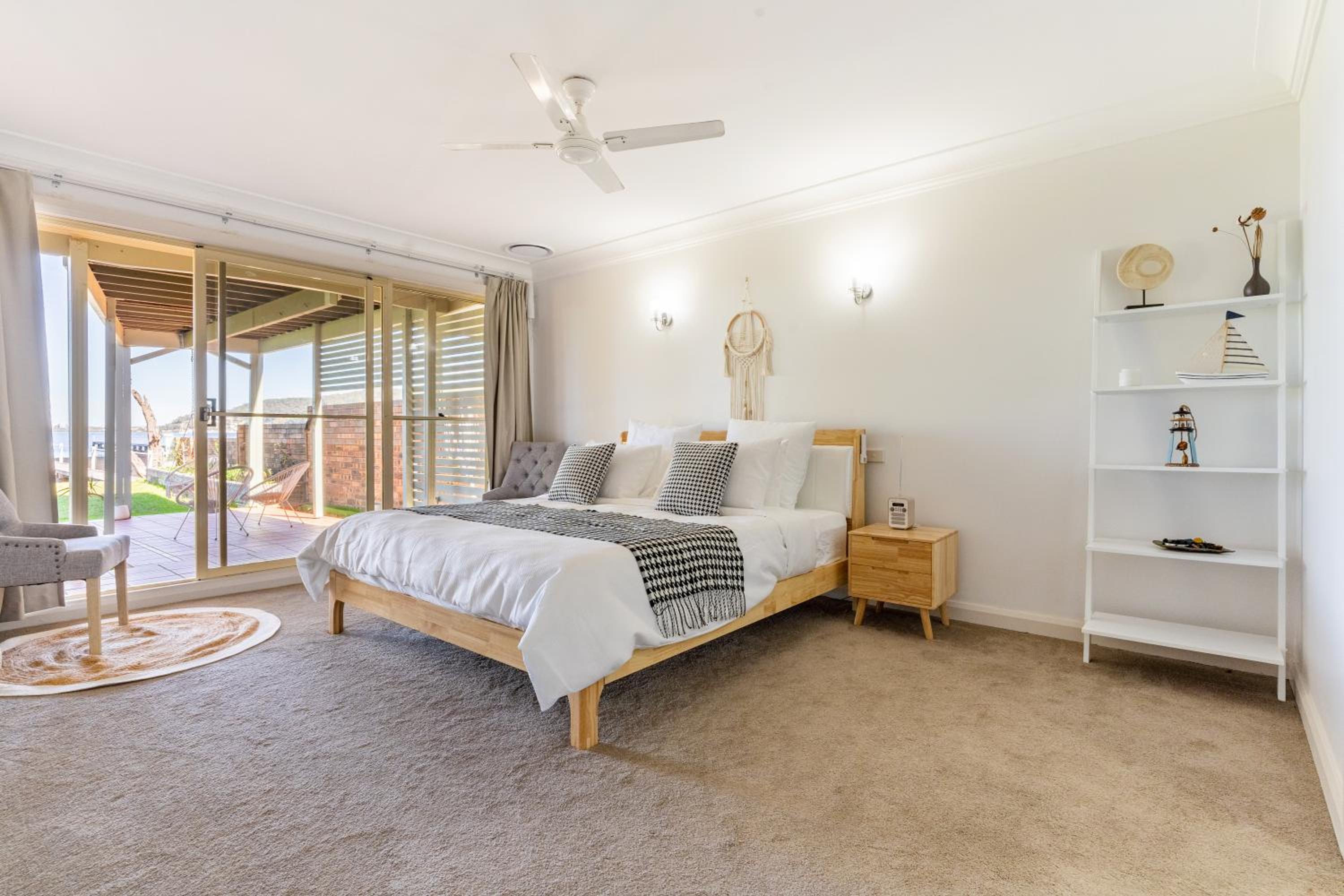 Six-Bedroom House photo 1