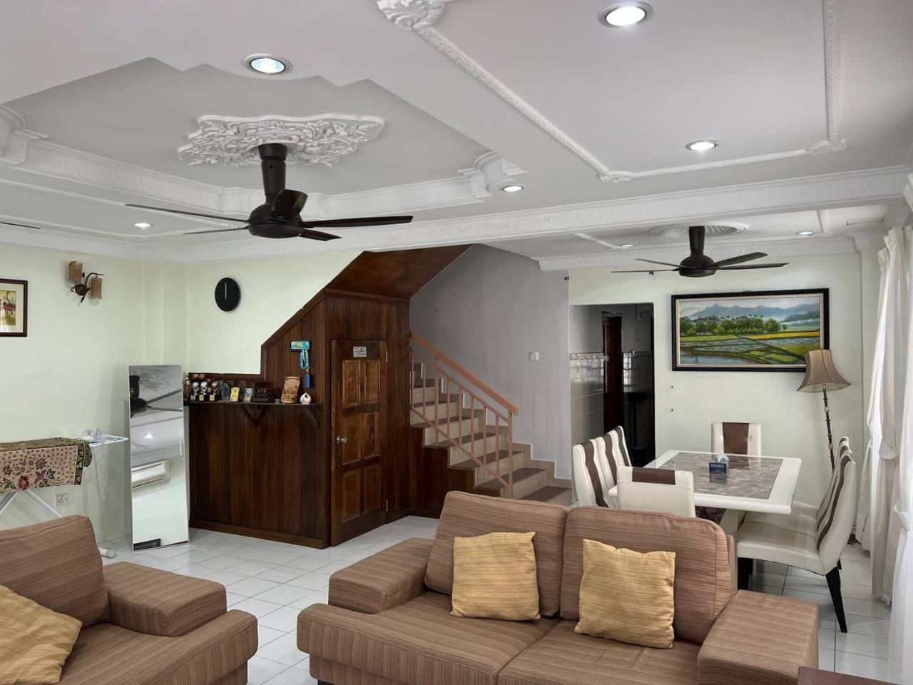 Three-Bedroom House photo 3