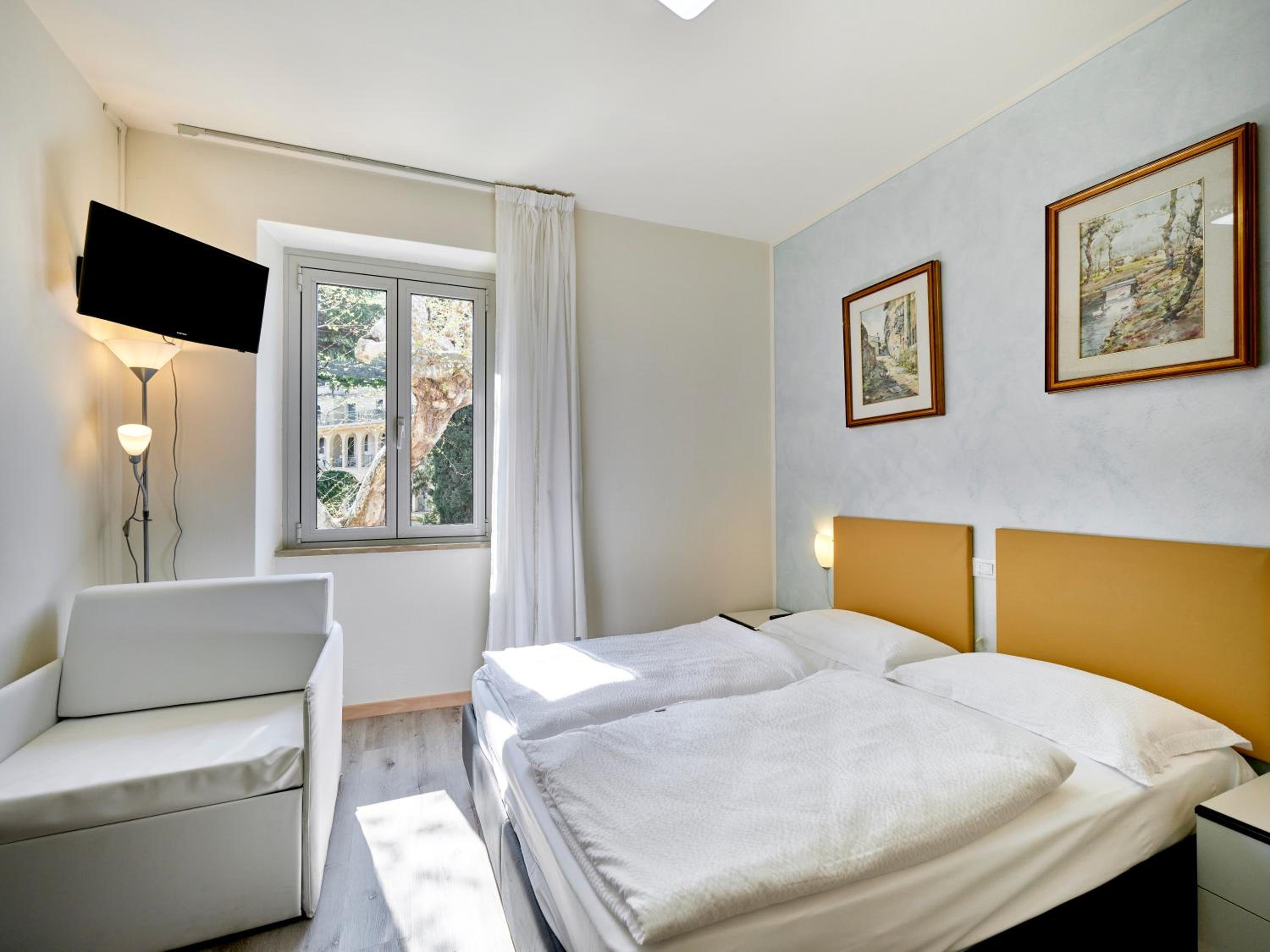 Deluxe Double Room with Balcony photo 1