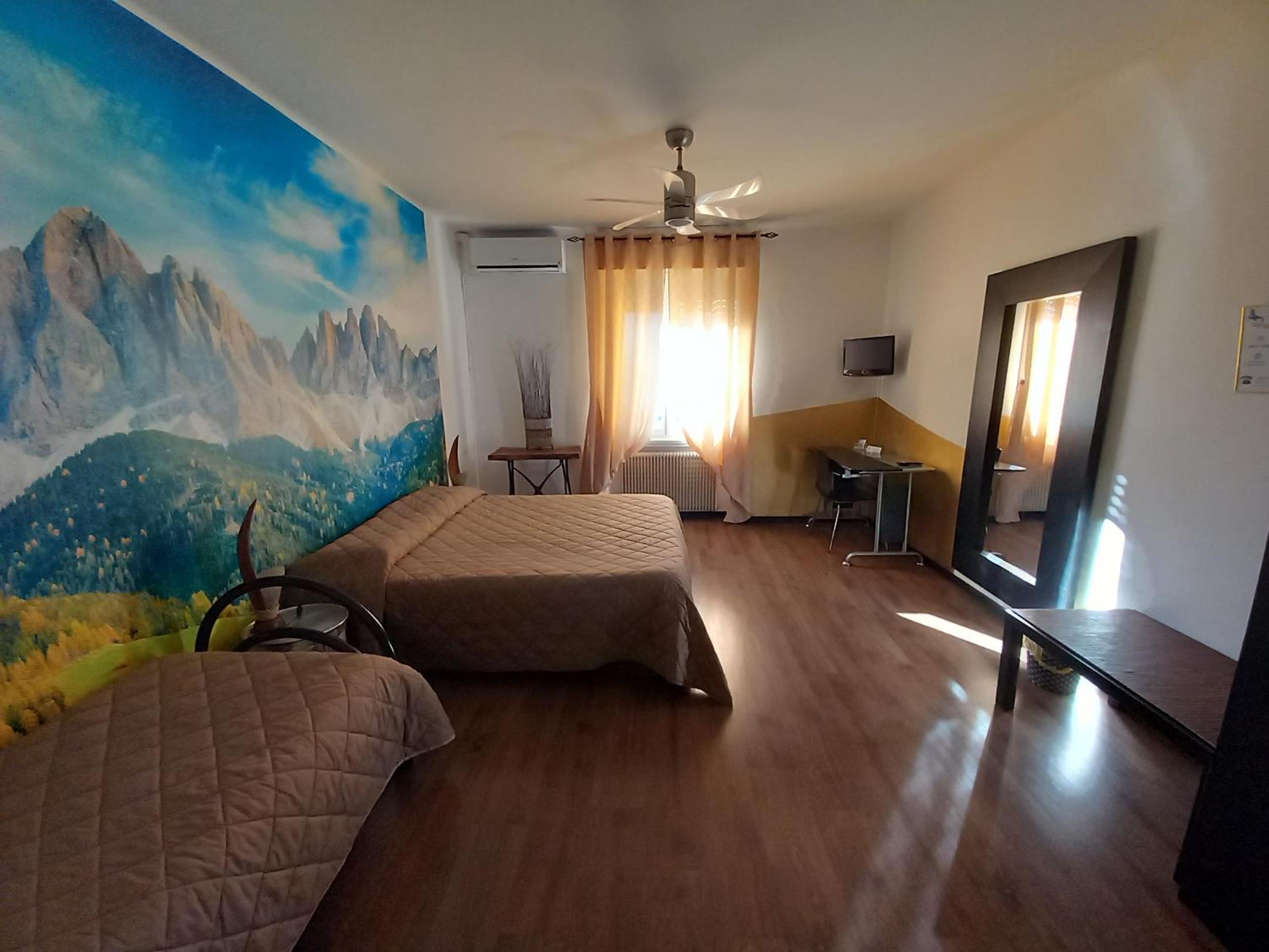 Double or Twin Room with Private External Bathroom - Photo 10