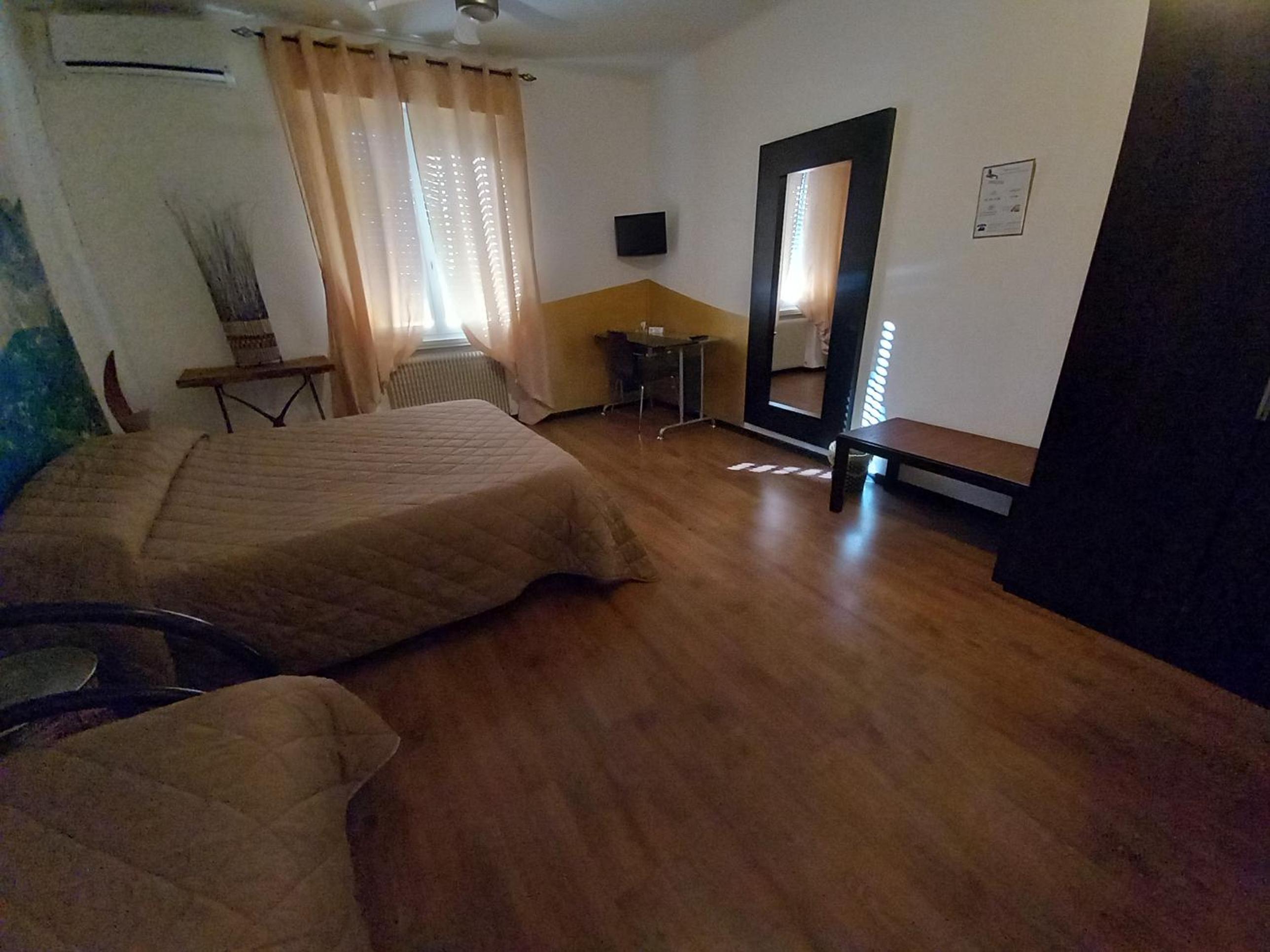 Double or Twin Room with Private External Bathroom - Photo 11